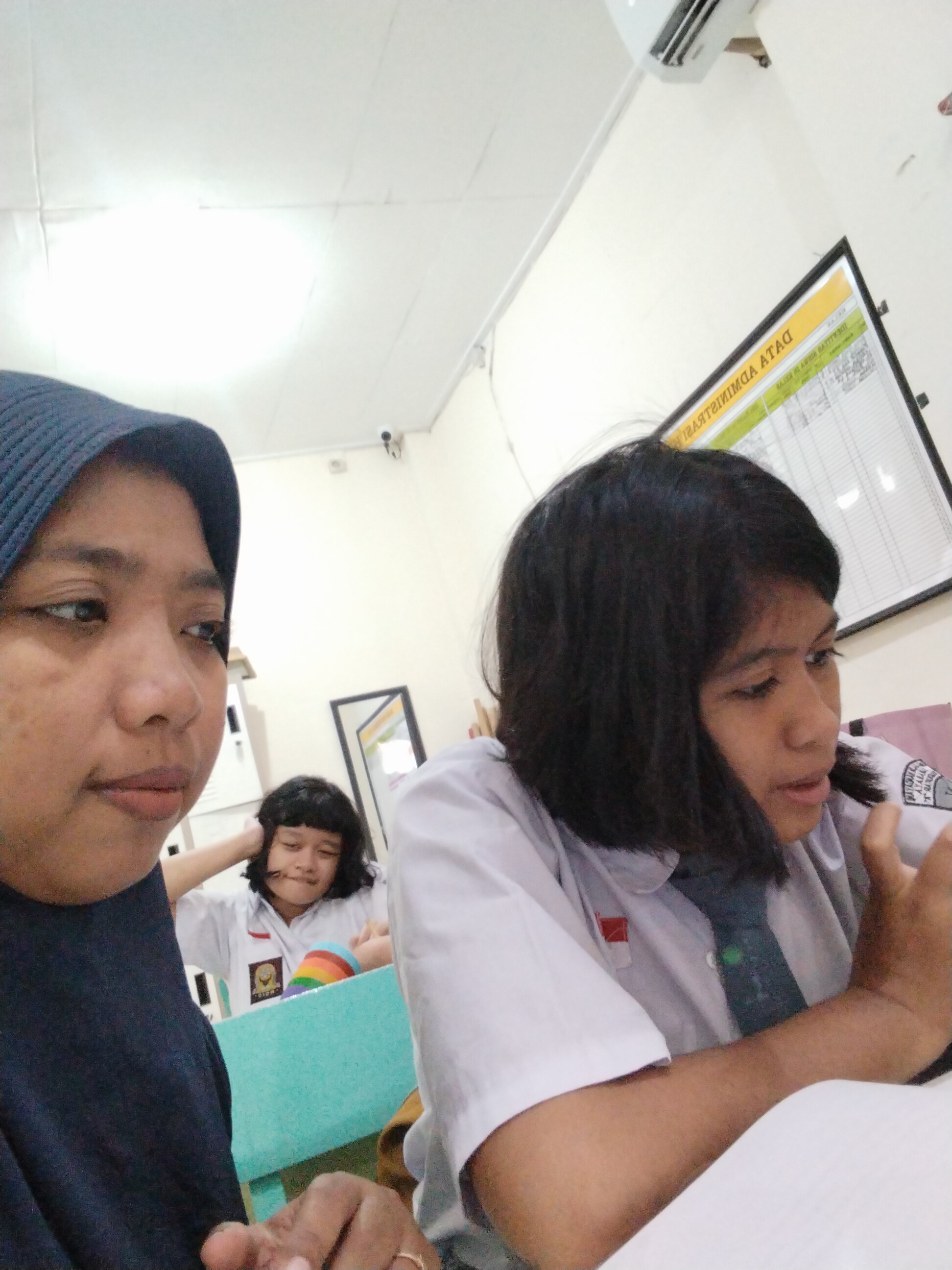 <p>Pramuka anak-anak mengerjakan tugas dari pak Jo...