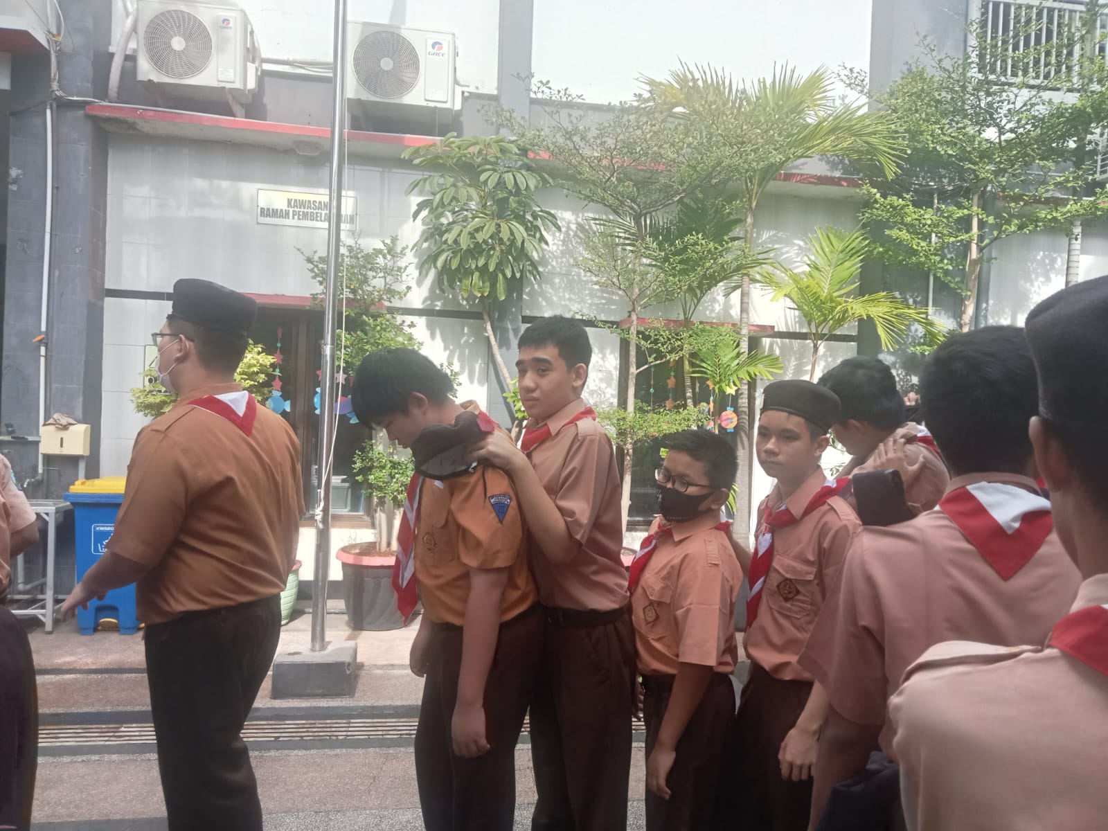 <p>Mendampingi kegiatan apel pagi tentang perlunya...