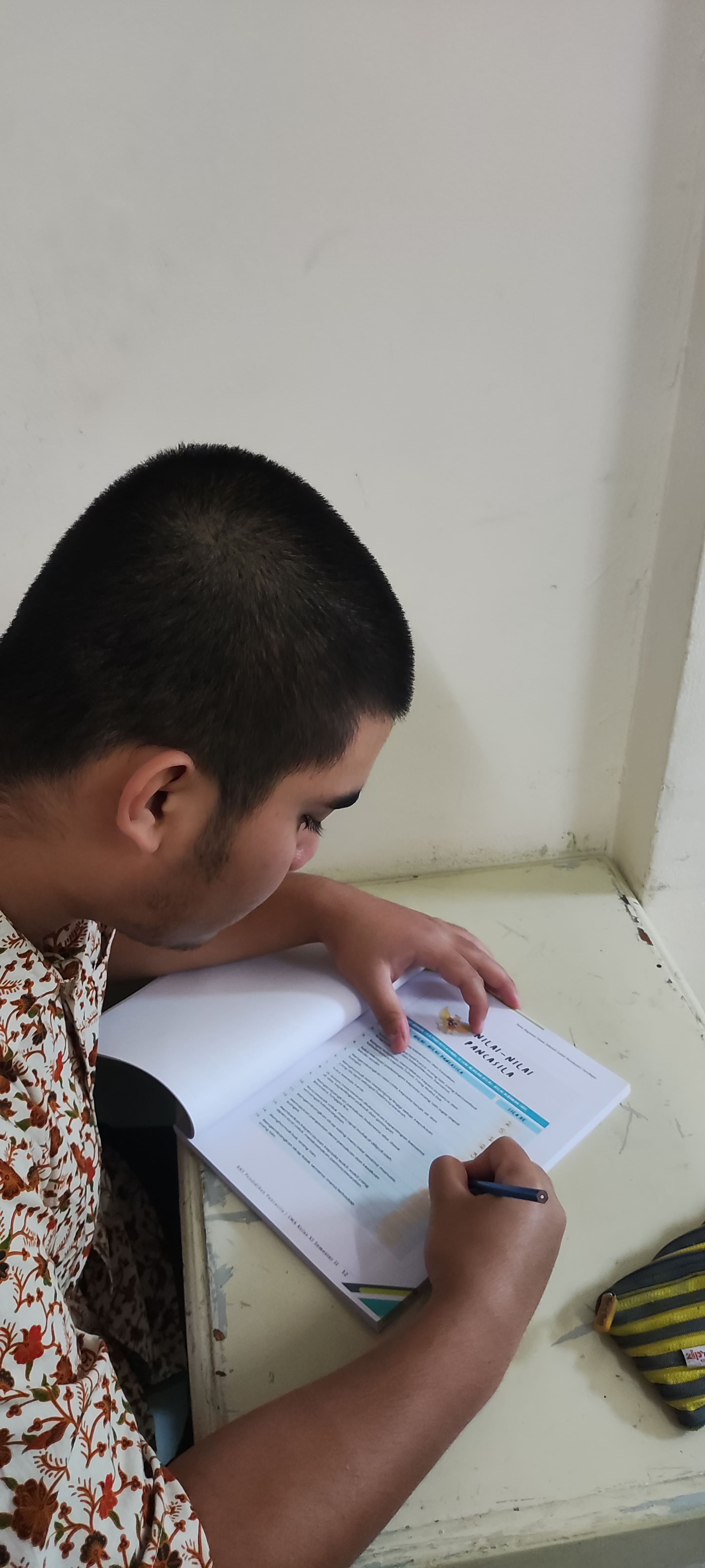 <p>Membantu serta mendampingi raihan mengerjakan b...