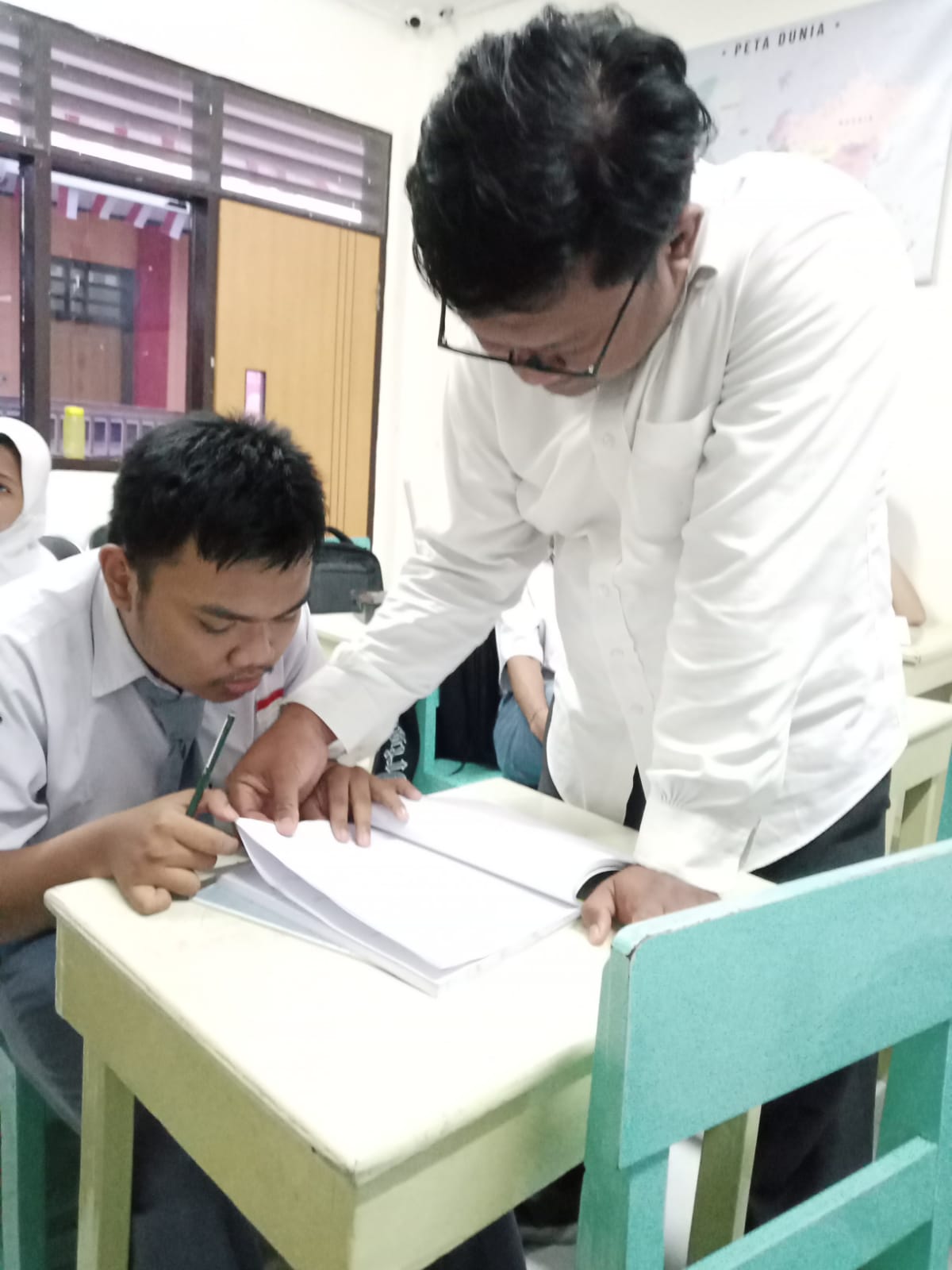 <p>Membantu siswa omisi mengerjakan bks</p>
