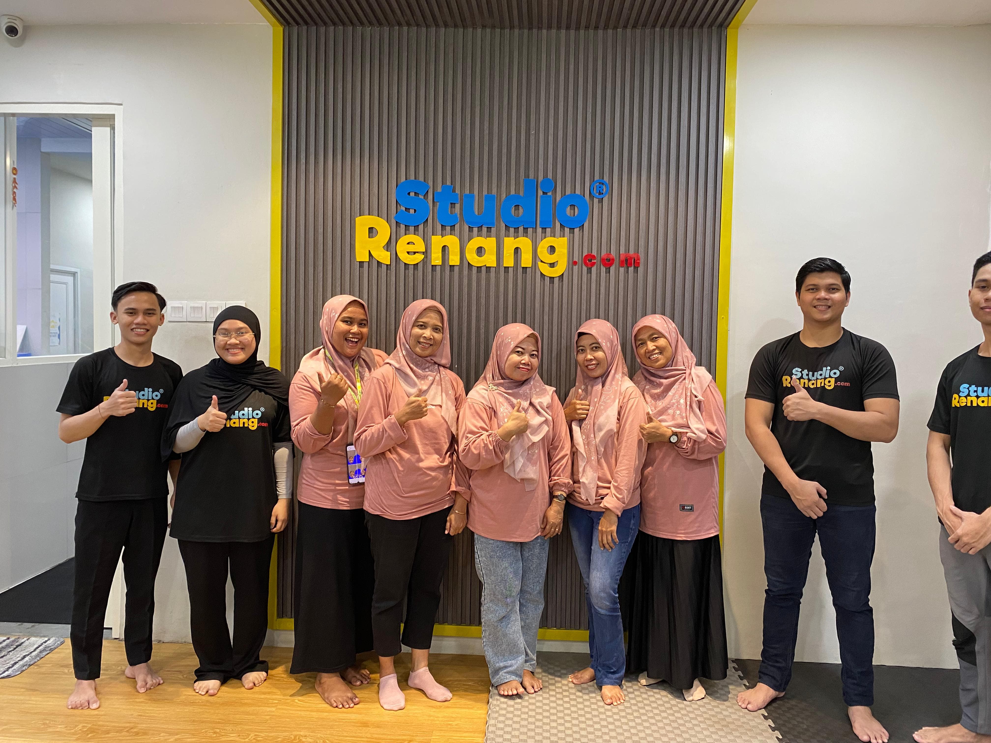 <p>Kegiatan berenang di laguna pakuwon</p>