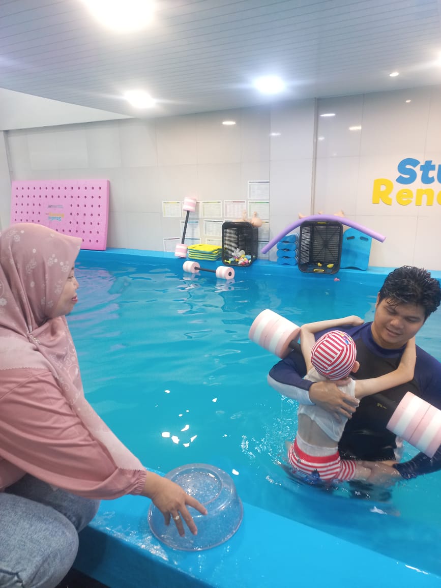 <p>Pendampingan siswa kegiatan berenang di Studio...