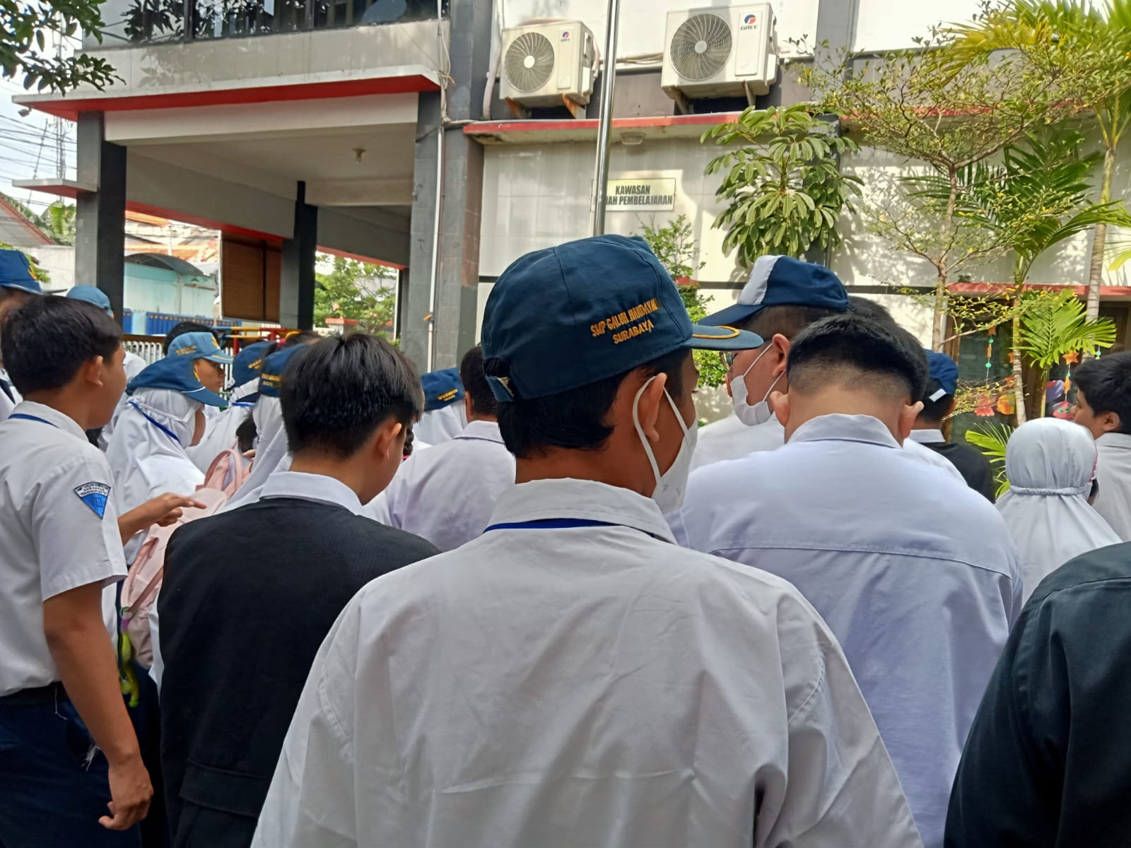 <p>Mendampingi apel pagi tentang materi pentingnya...