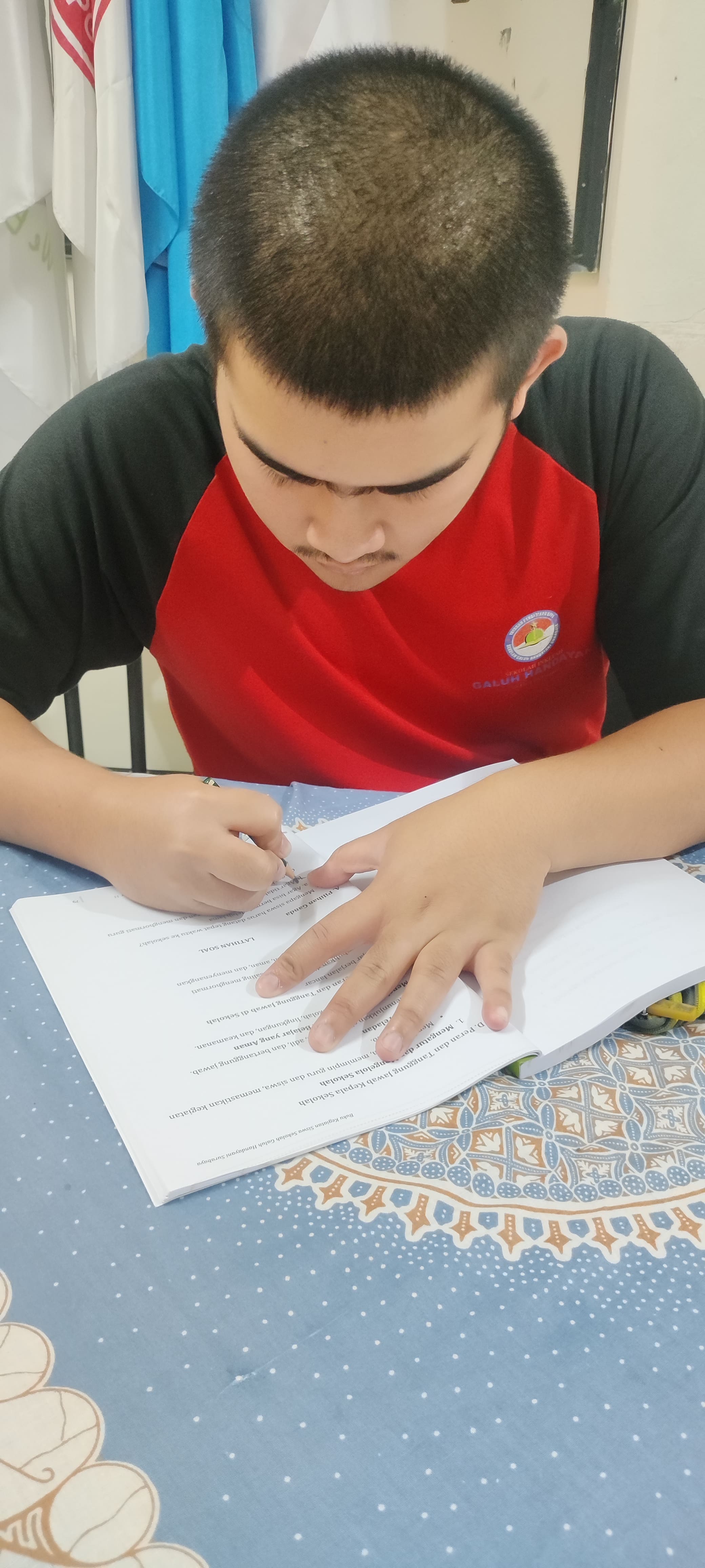 <p>Menemani serta membantu raihan mengerjakan bks<...