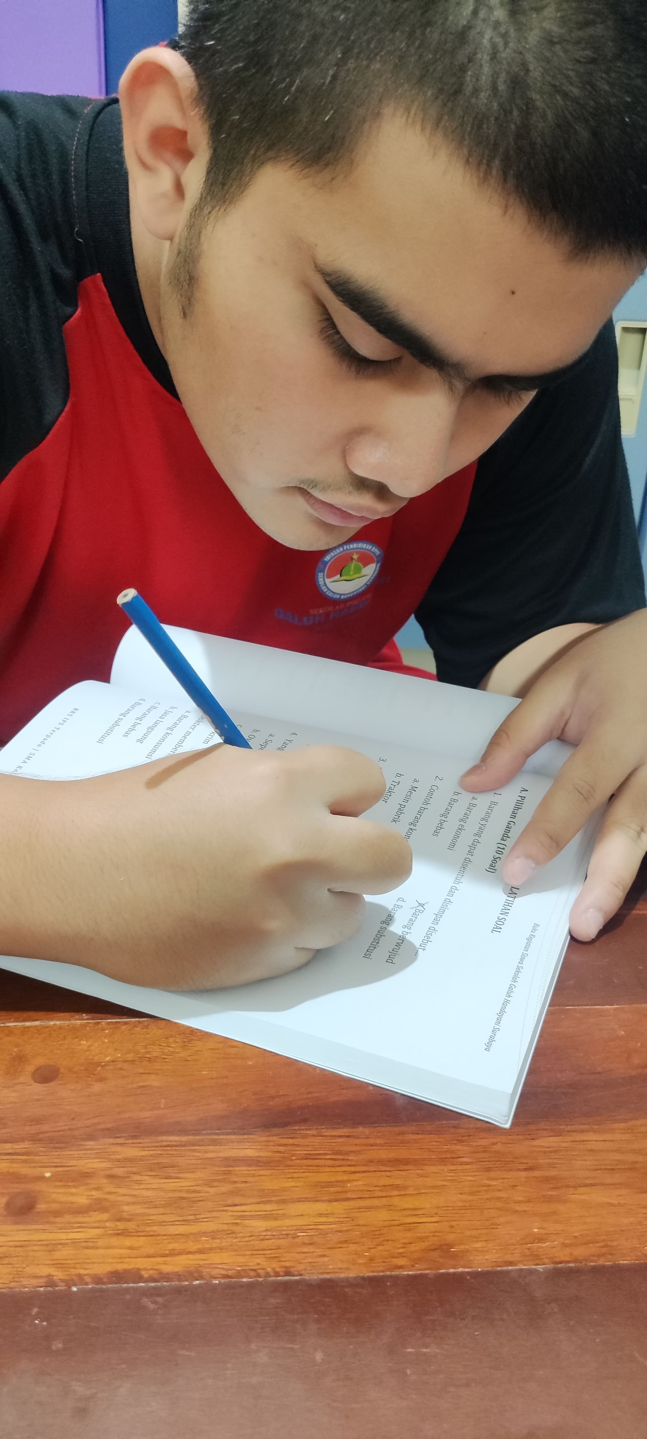 <p>Mendampingi raihan mengerjakan bks</p>