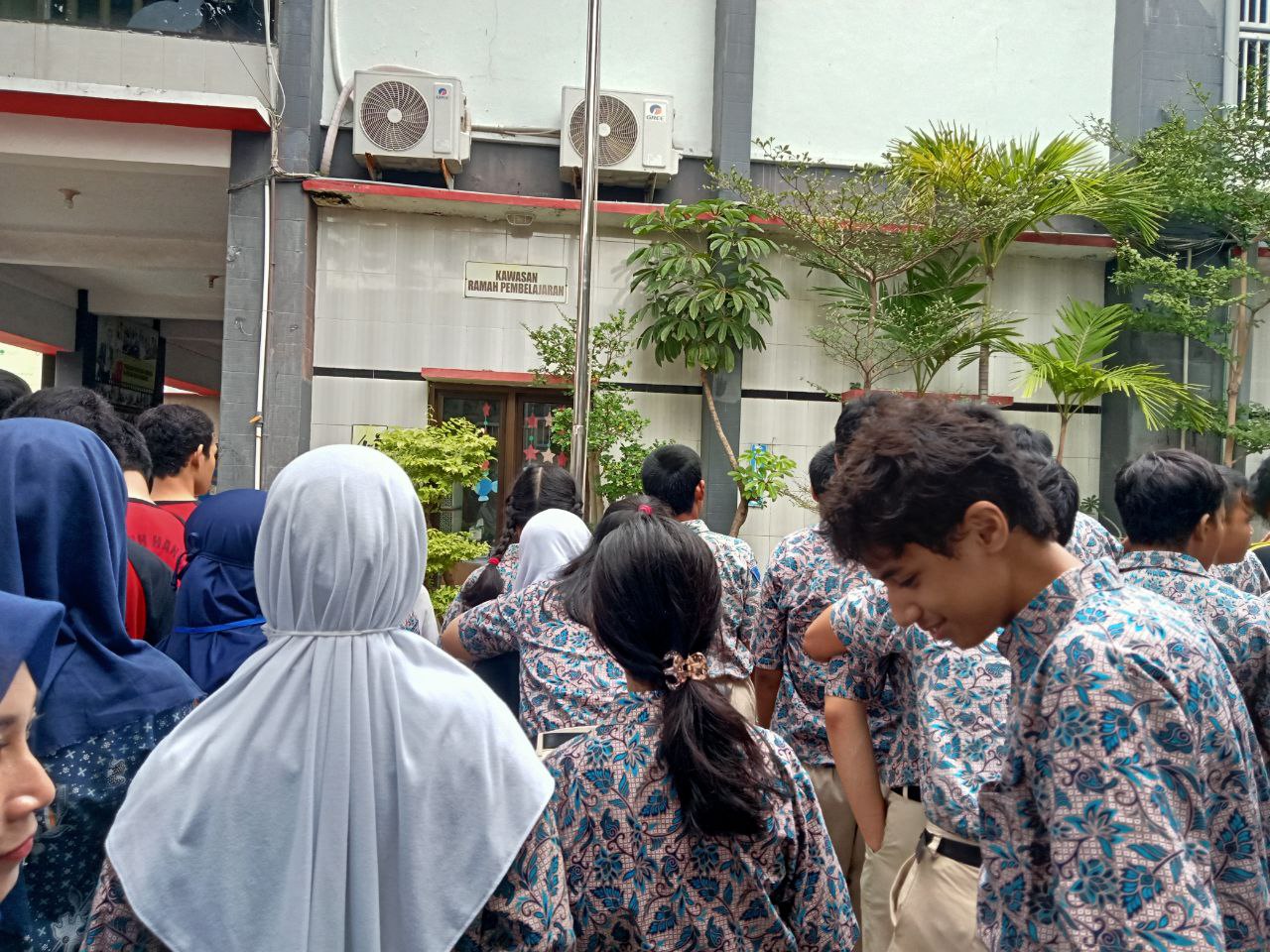 <p>Mendampingi apel pagi bertema pentingnya disipl...