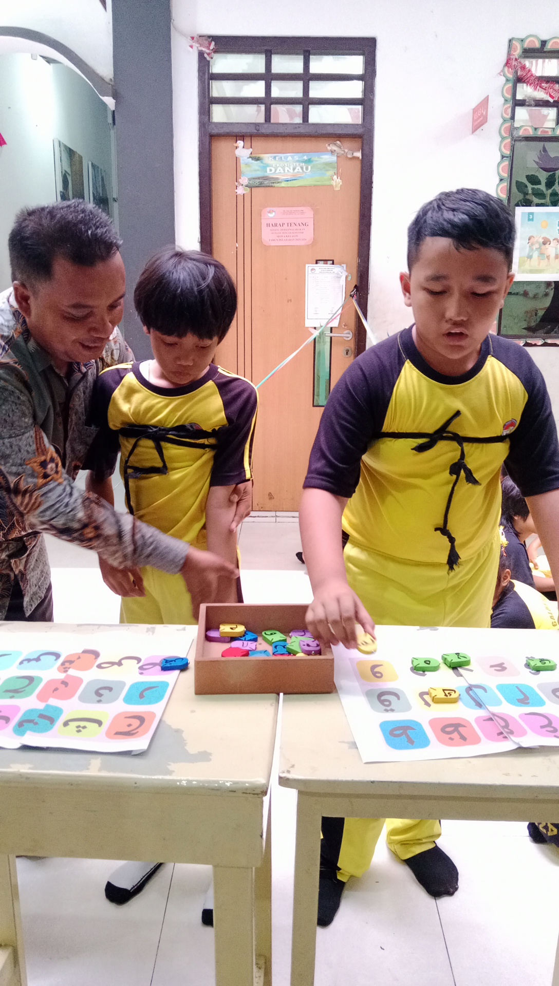 <p><strong>1. Olahraga : </strong>Mengawasi siswa...