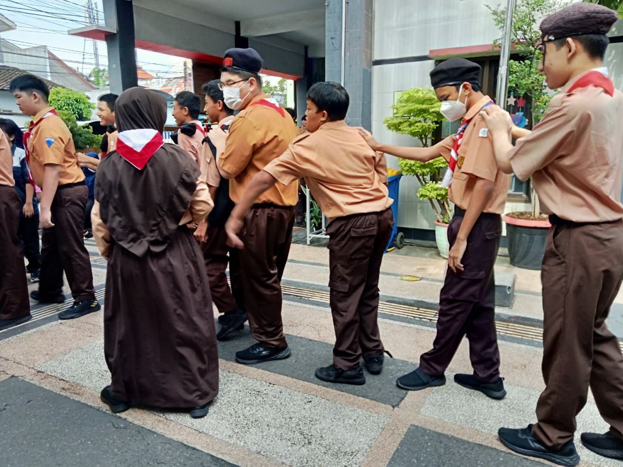 <p>Mendampingi apel pagi dengan tema disiplin .</p...