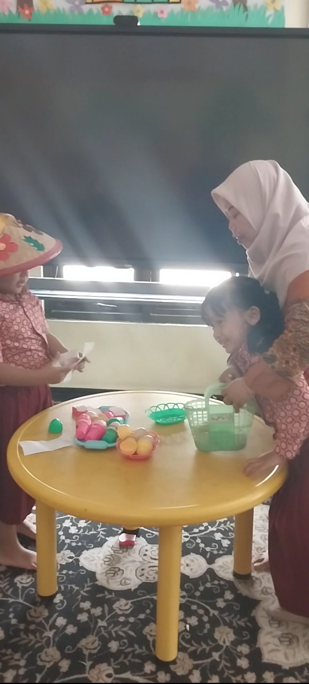 <p>Mengajar seduai jadwal pelajaran hari jni denga...