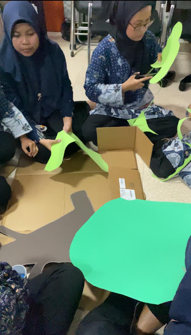 <p>Membuat bahan mengajar sesuai workshop dan hari...