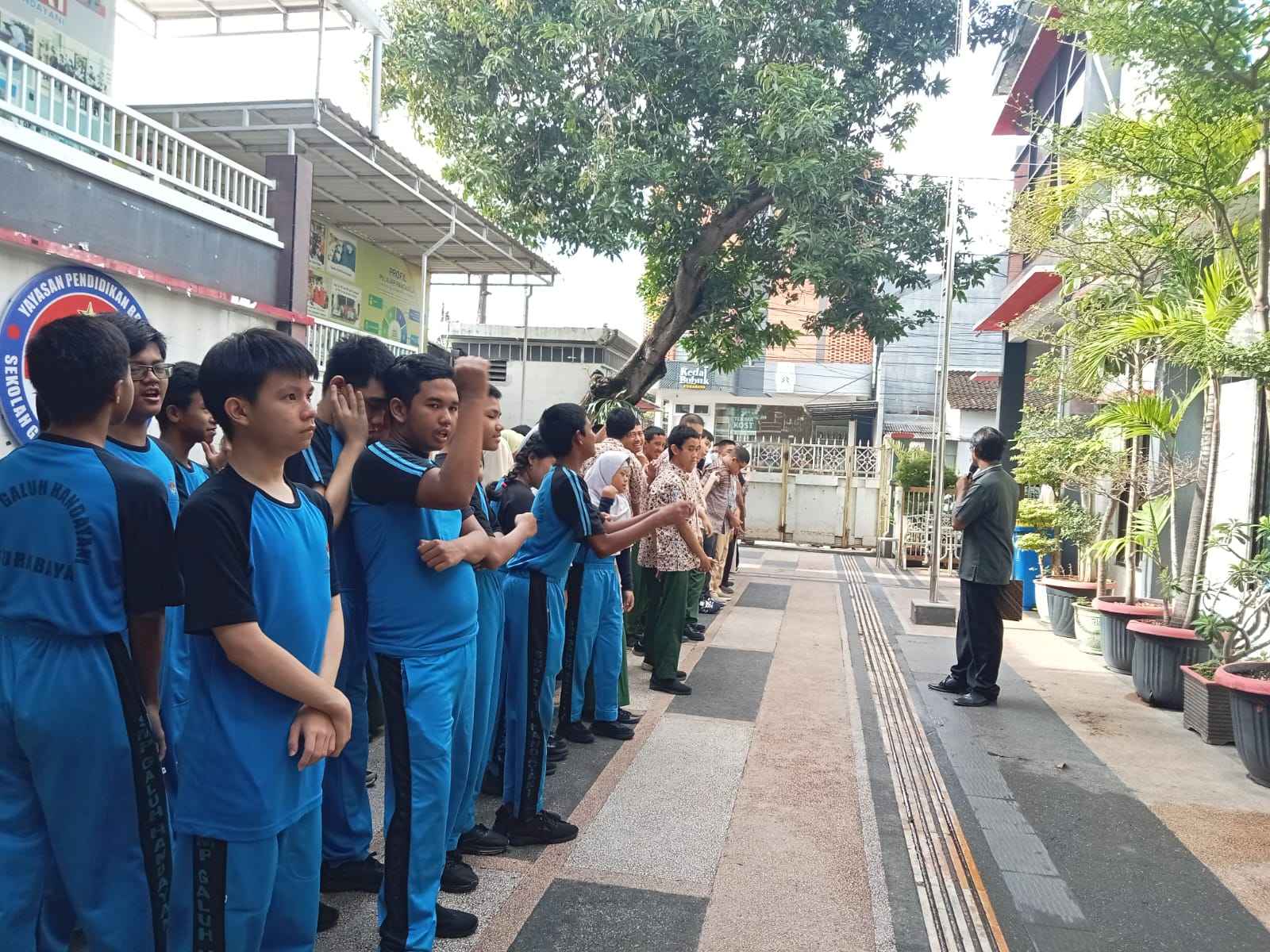 <p>Mendampingi Apel pagi dengan tema kedisiplinan...