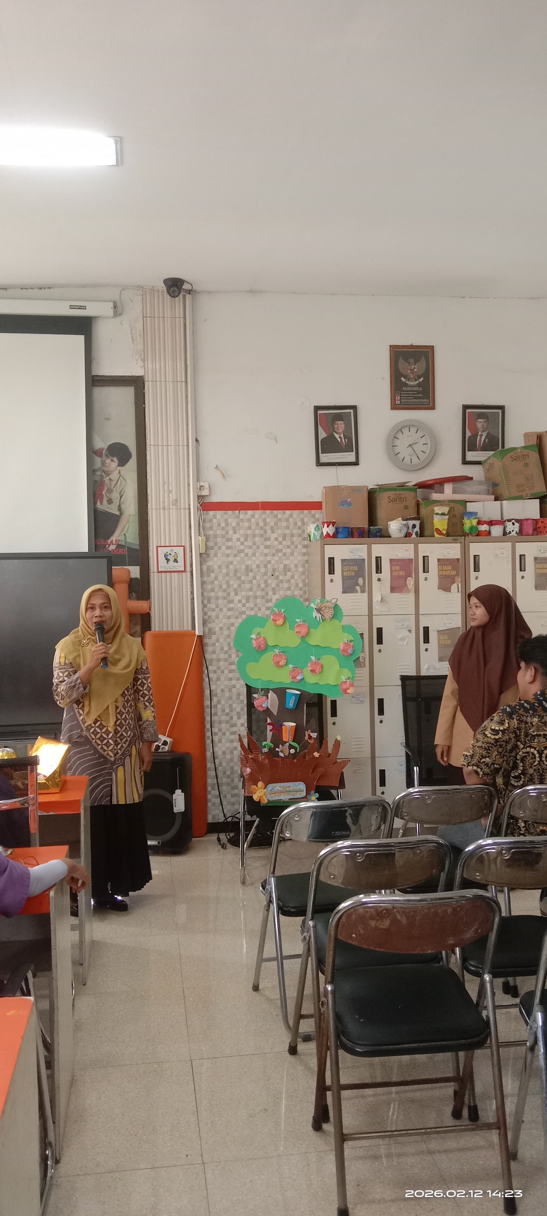 <p>Mengikuti Workshop hari ke-2   dan presentasi h...