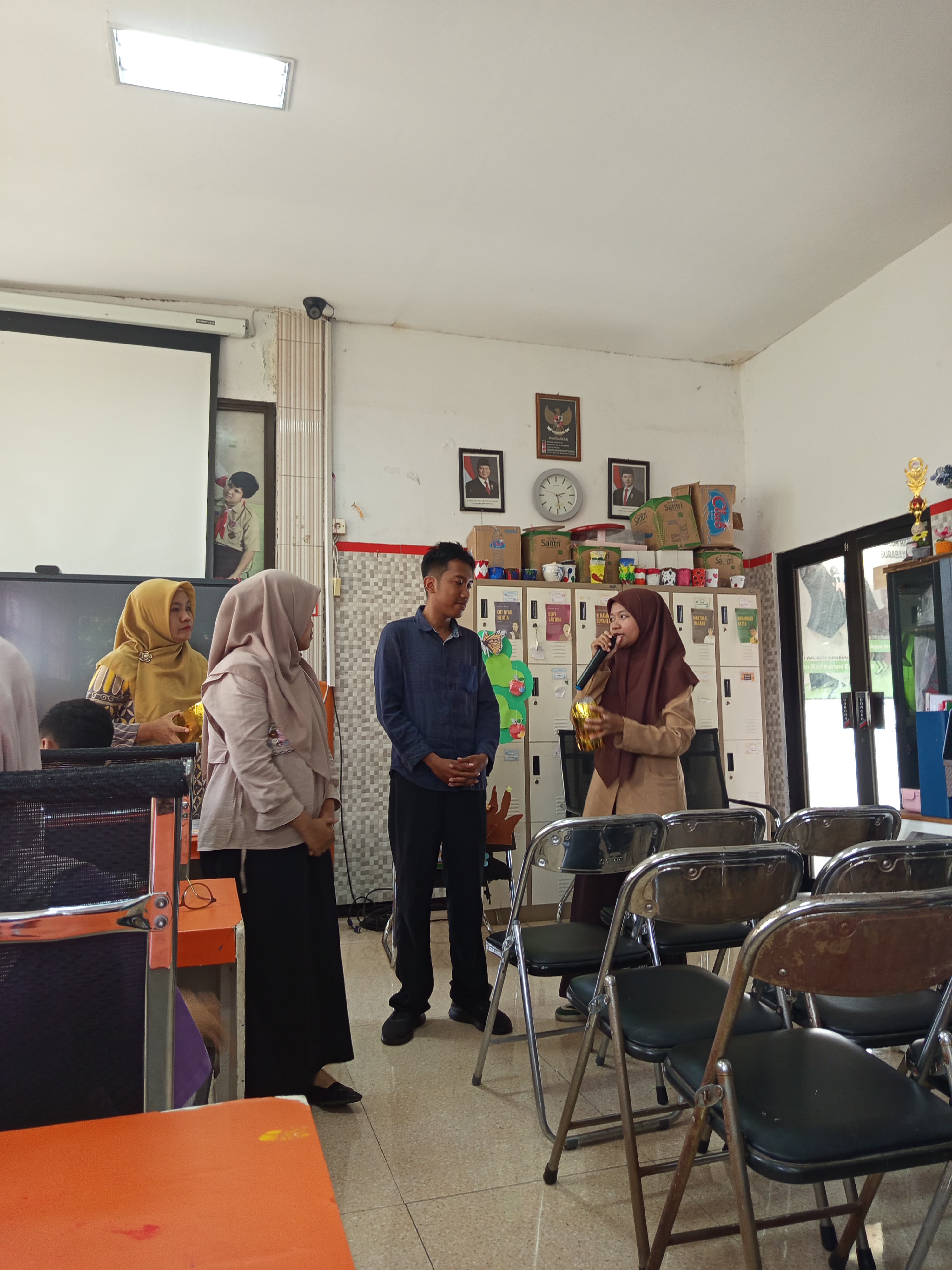 <p>Pemaparan dan praktik penggunaan media pembelaj...