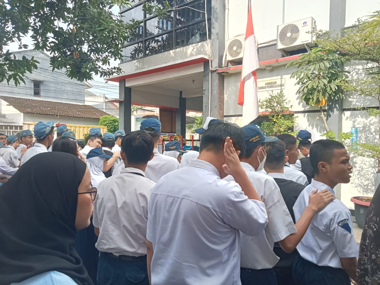 <p>Mendampingi kegiatan apel pagi </p>