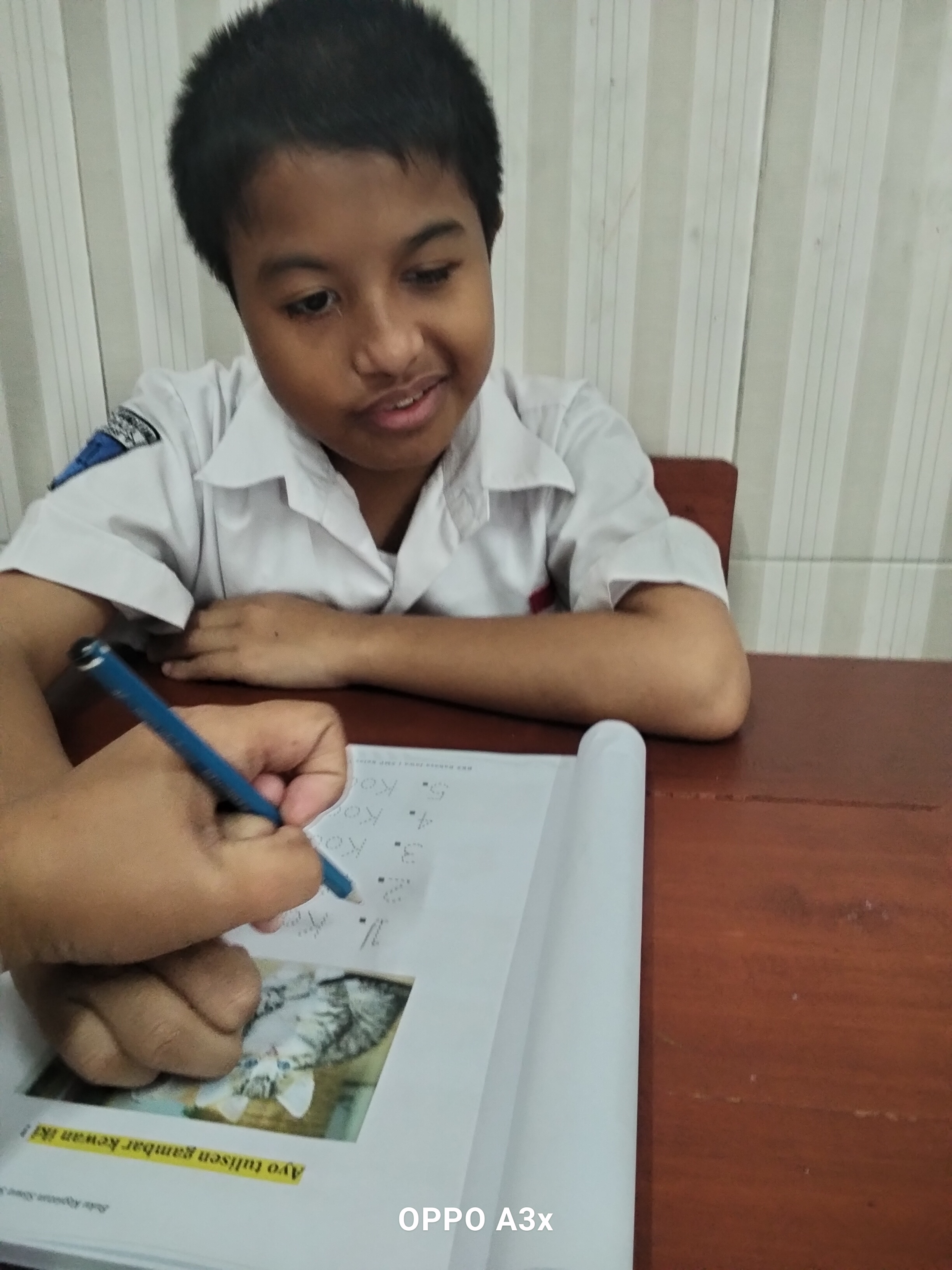 <p>Apel pagi,, berdoa,,, mendampingi anak-anak saa...