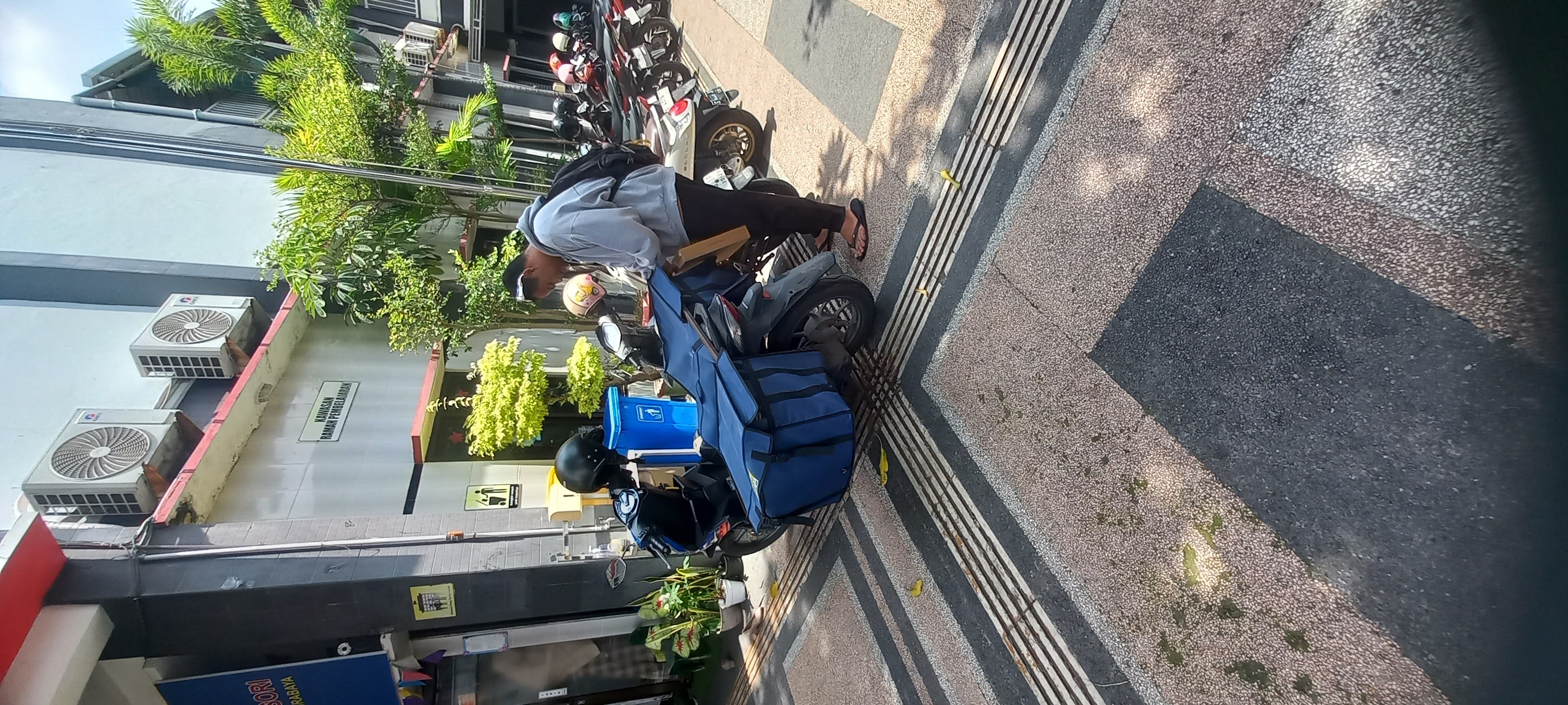 <p>ada tamu meggirimkan bantuan satu unit laptop p...