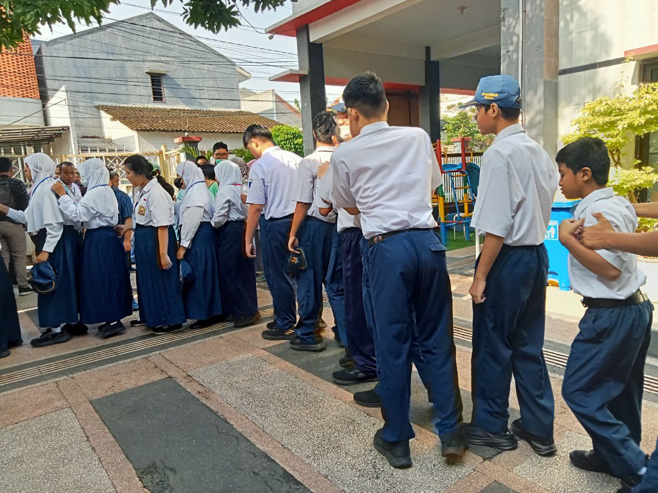 <p>Mendampingi apel pagi</p>
