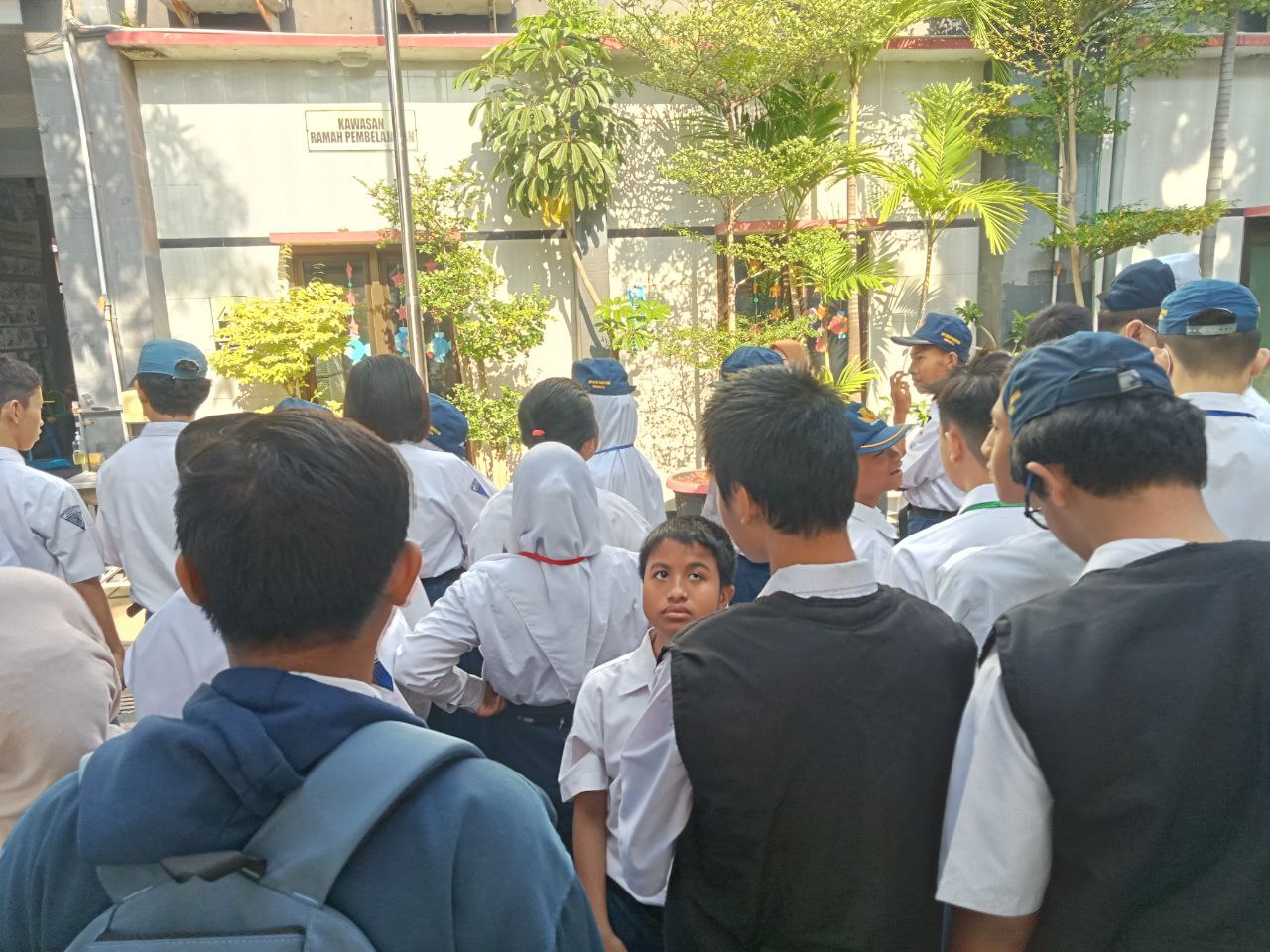 <p>Mendampingi apel pagi </p>