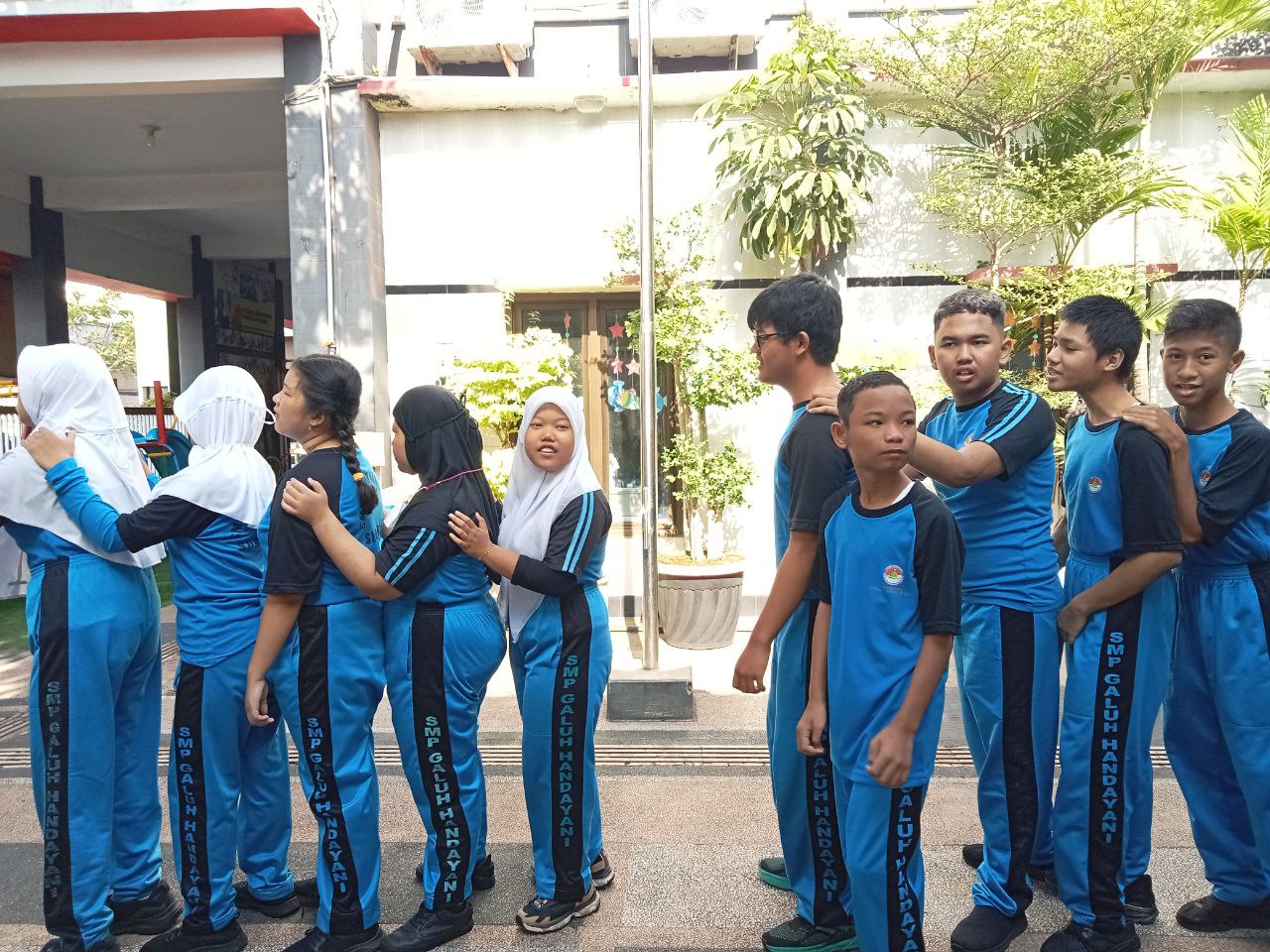 <p>Mendampingi Apel pagi kelas 7, 8, 9 </p>