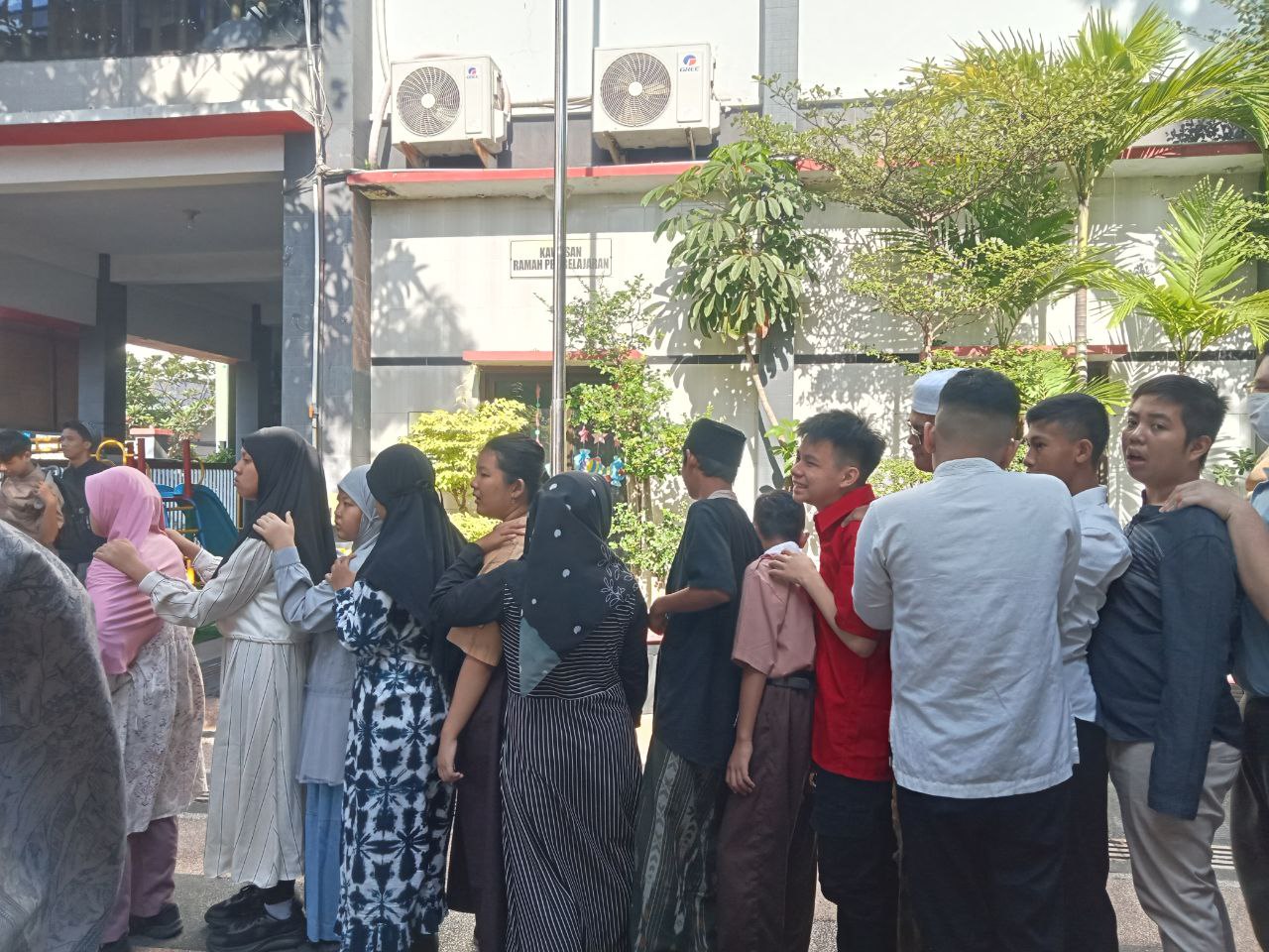 <p>mendampingi apel pagi</p>