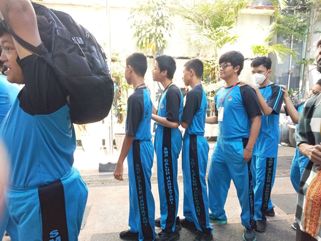 <p>Mendampingi apel pagi terkait tetap bersikap ba...