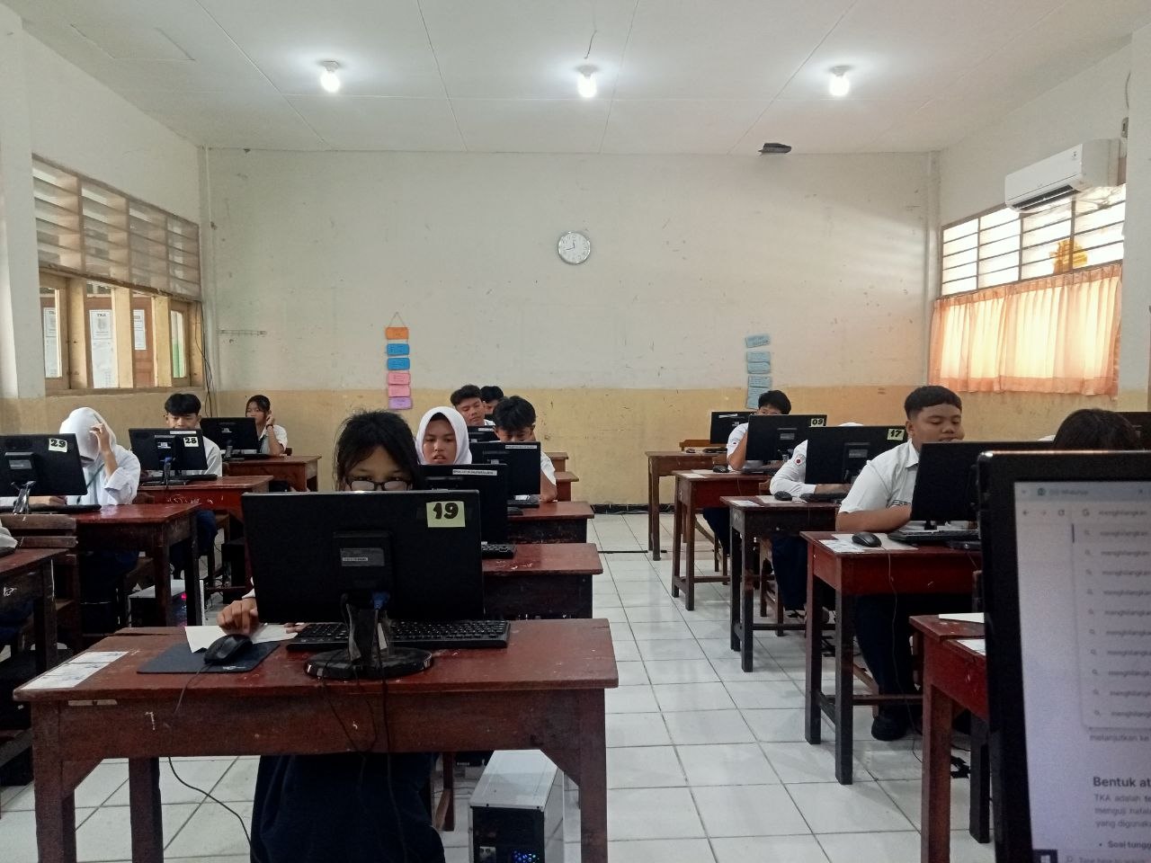 <p>Mengawas Ujian TKA kelas 9 mata pelajaran Matem...