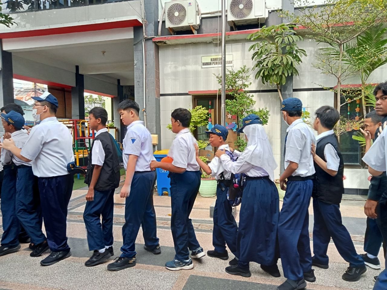 <p>Mendampingi Apel pagi, penerapan 7 kebiasaan an...