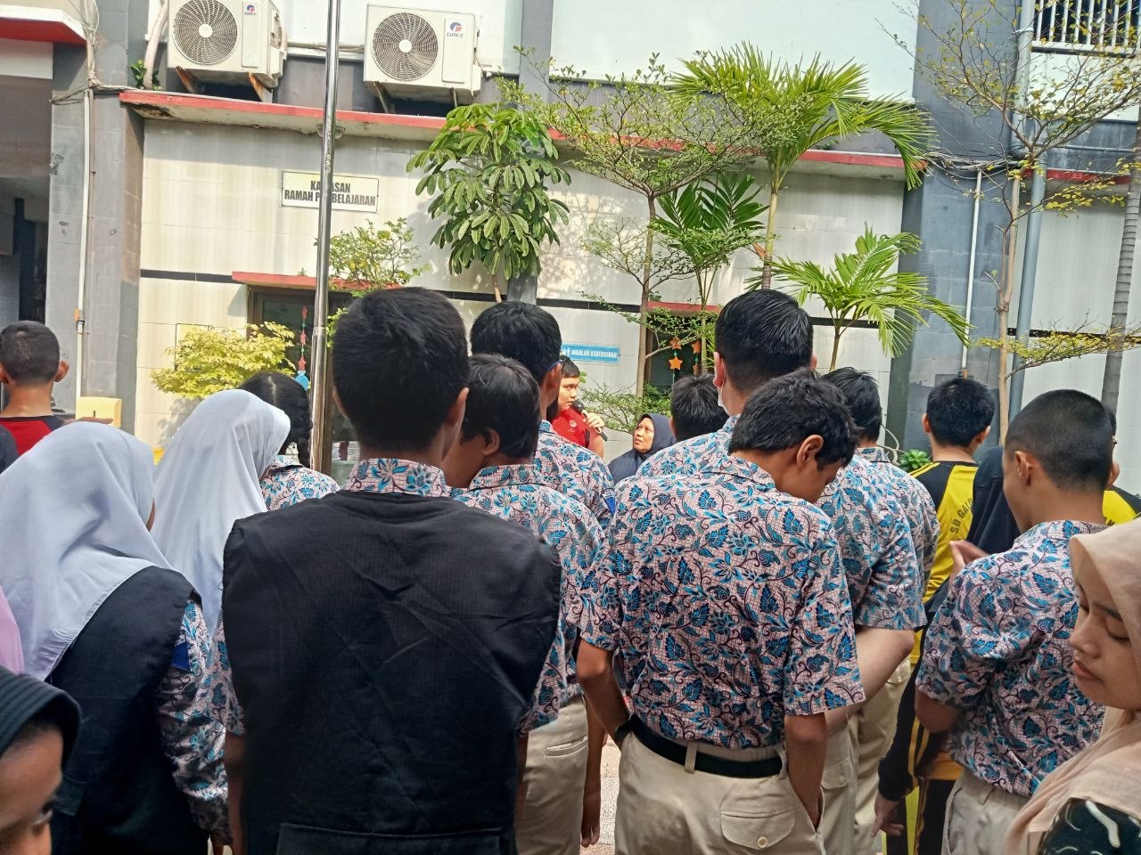 <p>Mendampingi Apel pagi dengan tema 7 kebiasaan A...