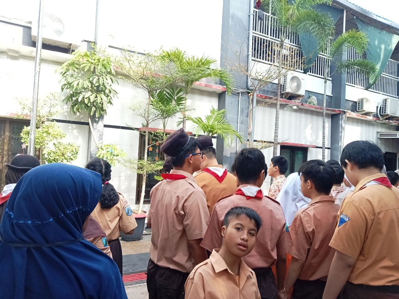 <p>Kegiatan apel pagi bertema kedisiplinan diikuti...