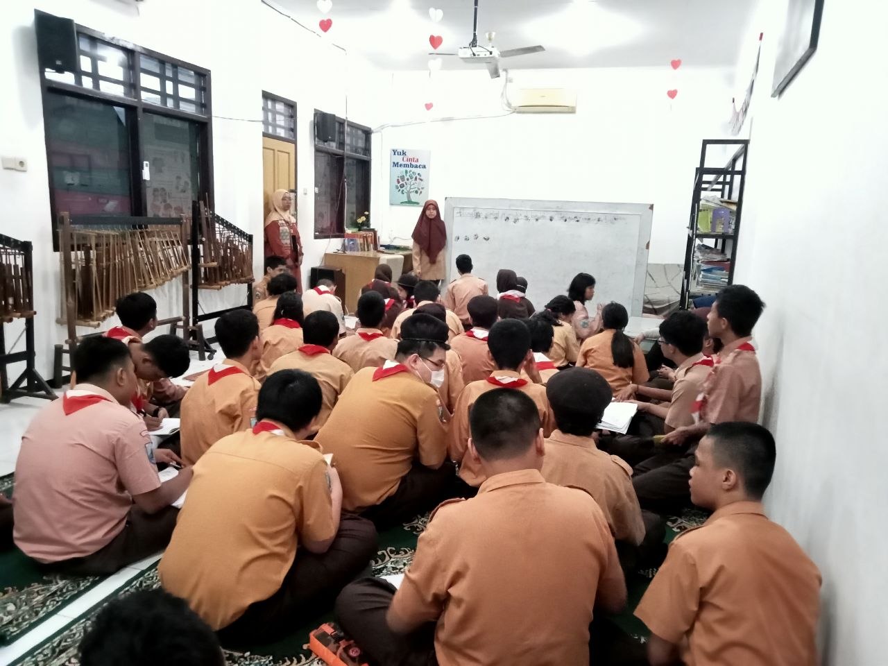 <p>Kegiatan Pramuka tentang pengenalan Simbol Pram...