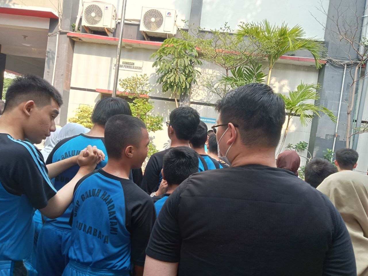 <p>Mendampingi Apel Pagi terkait dengan Pentingnya...