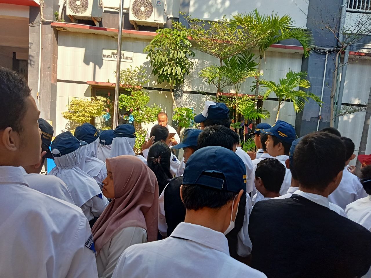<p>Kegiatan Upacara bendera berjalan dengan baik d...