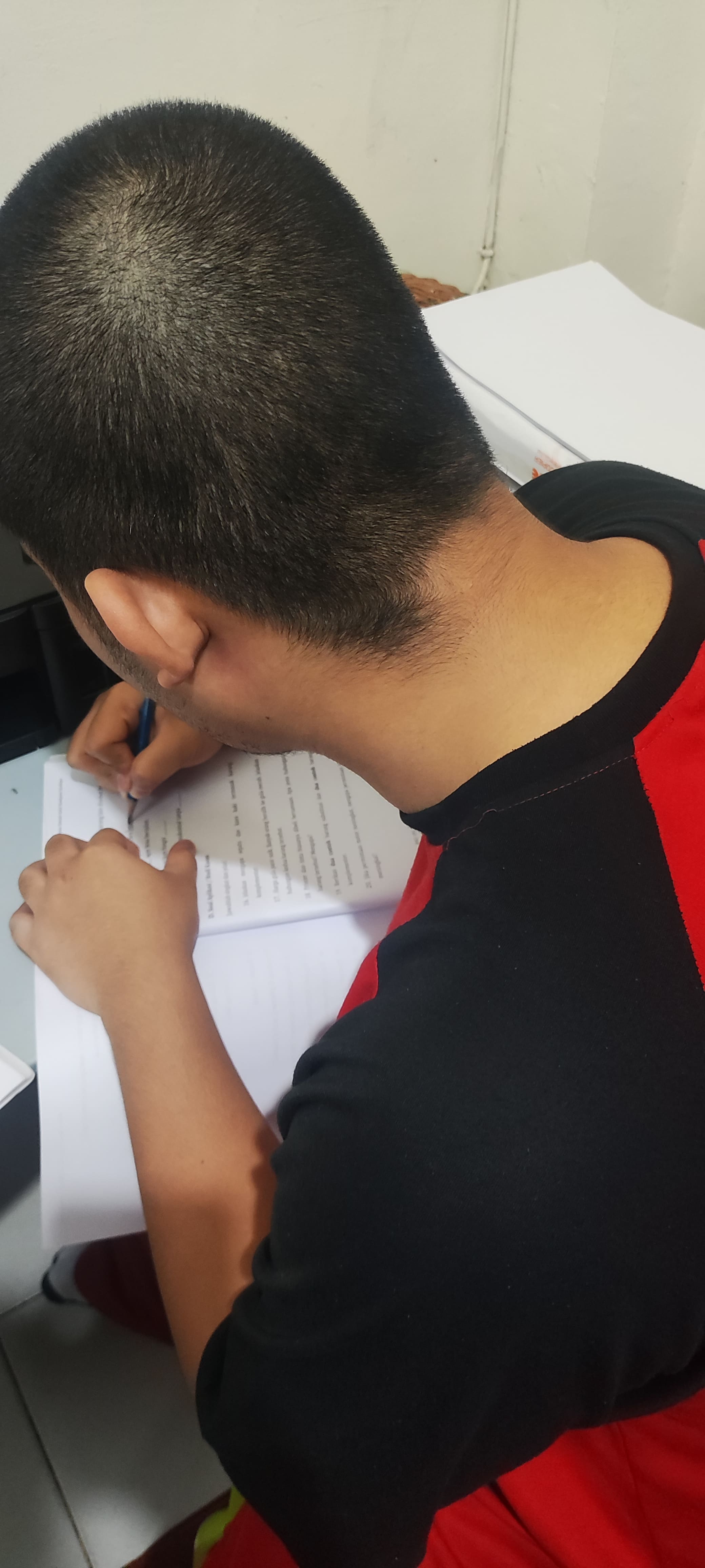 <p>Membantu serta mendampingi raihan mengerjakan b...