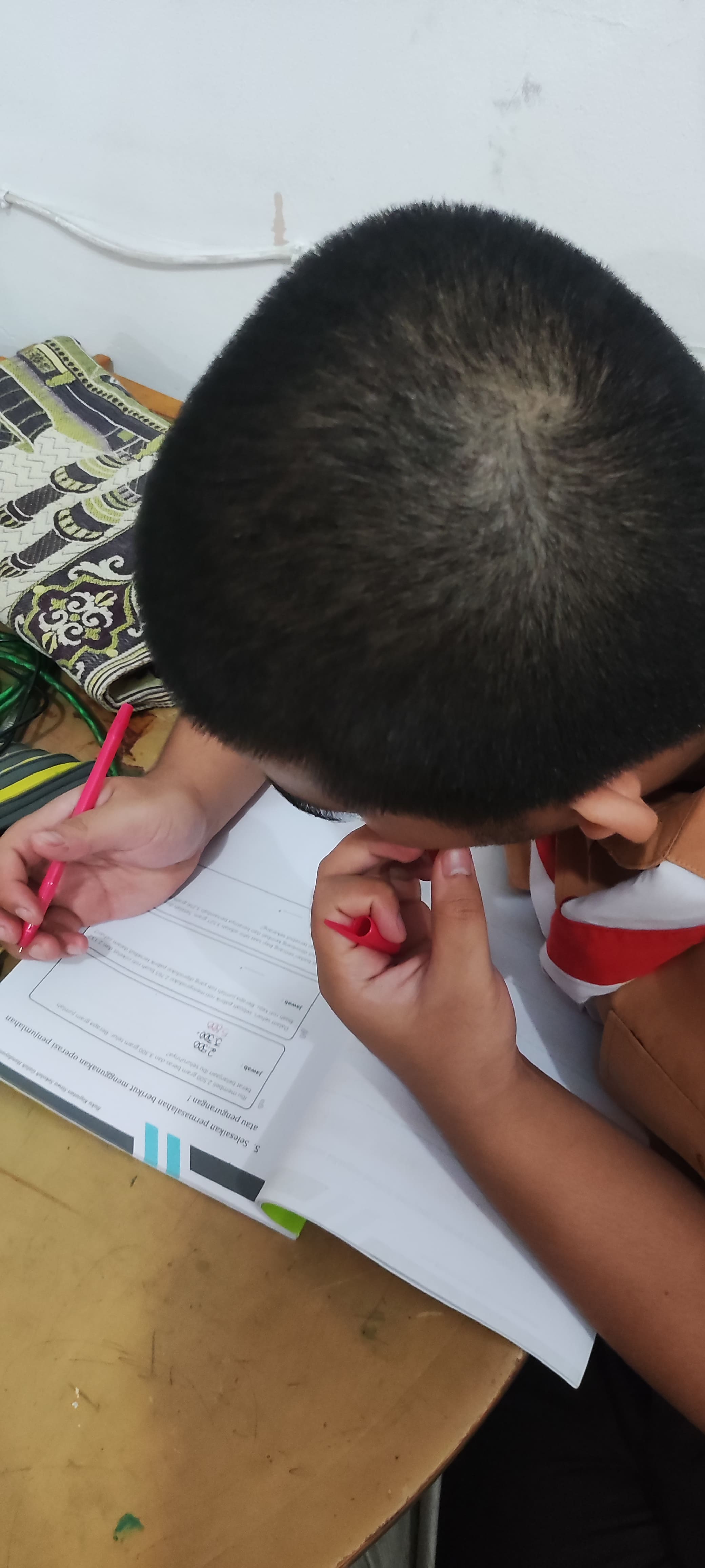 <p>Menjaga serta membantu raihan mengerjakan bks</...