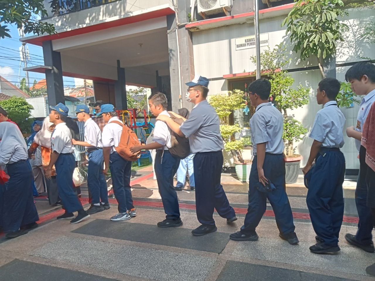 <p>Mendampingi Apel pagi dengan materi Pentingnya...