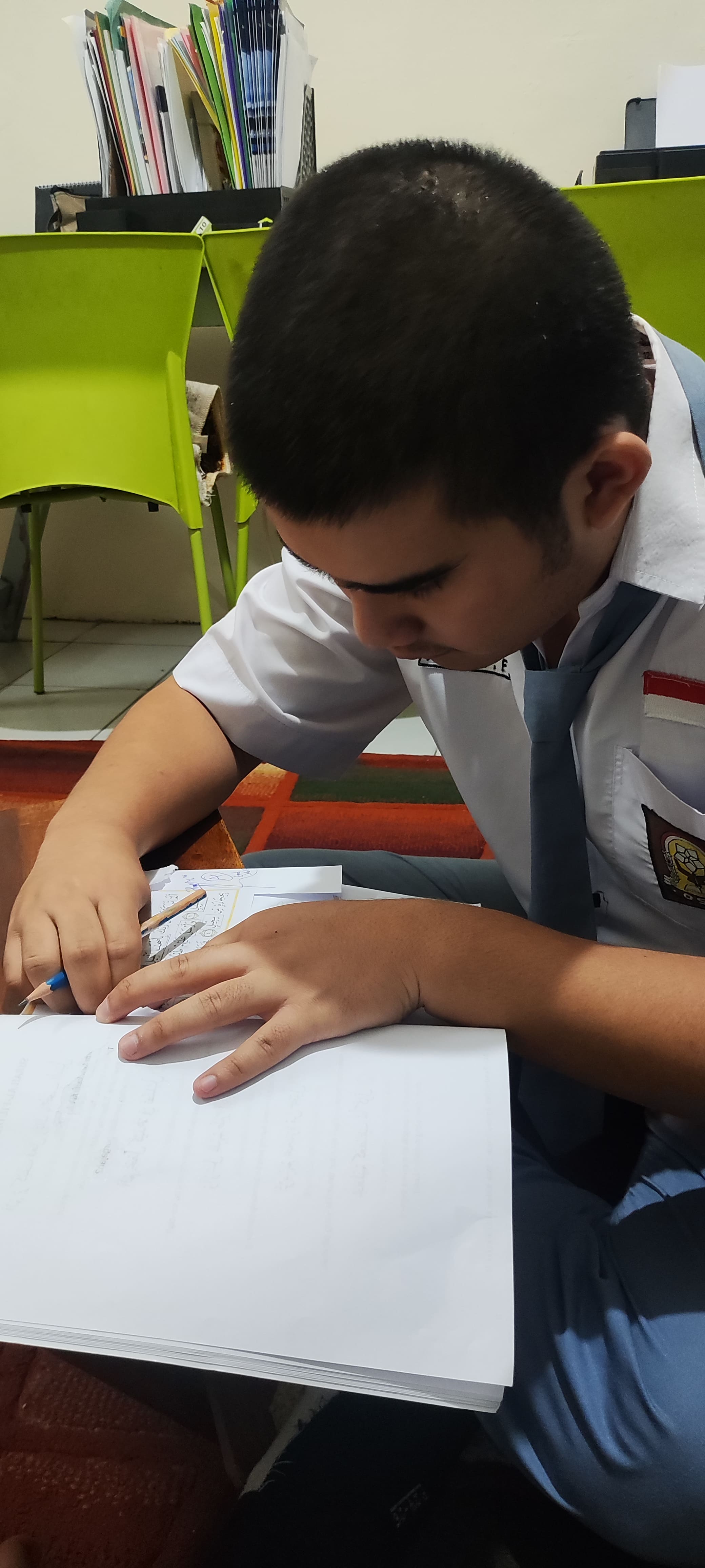 <p>Menjaga serta membantu raihan mengerjakan bks</...