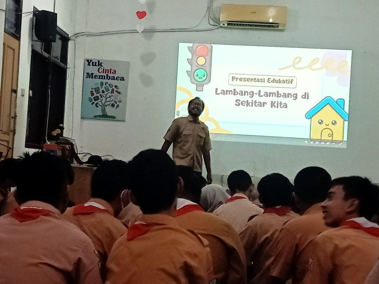 <p>Kegiatan apel pagi  tentang tanda jalan </p>