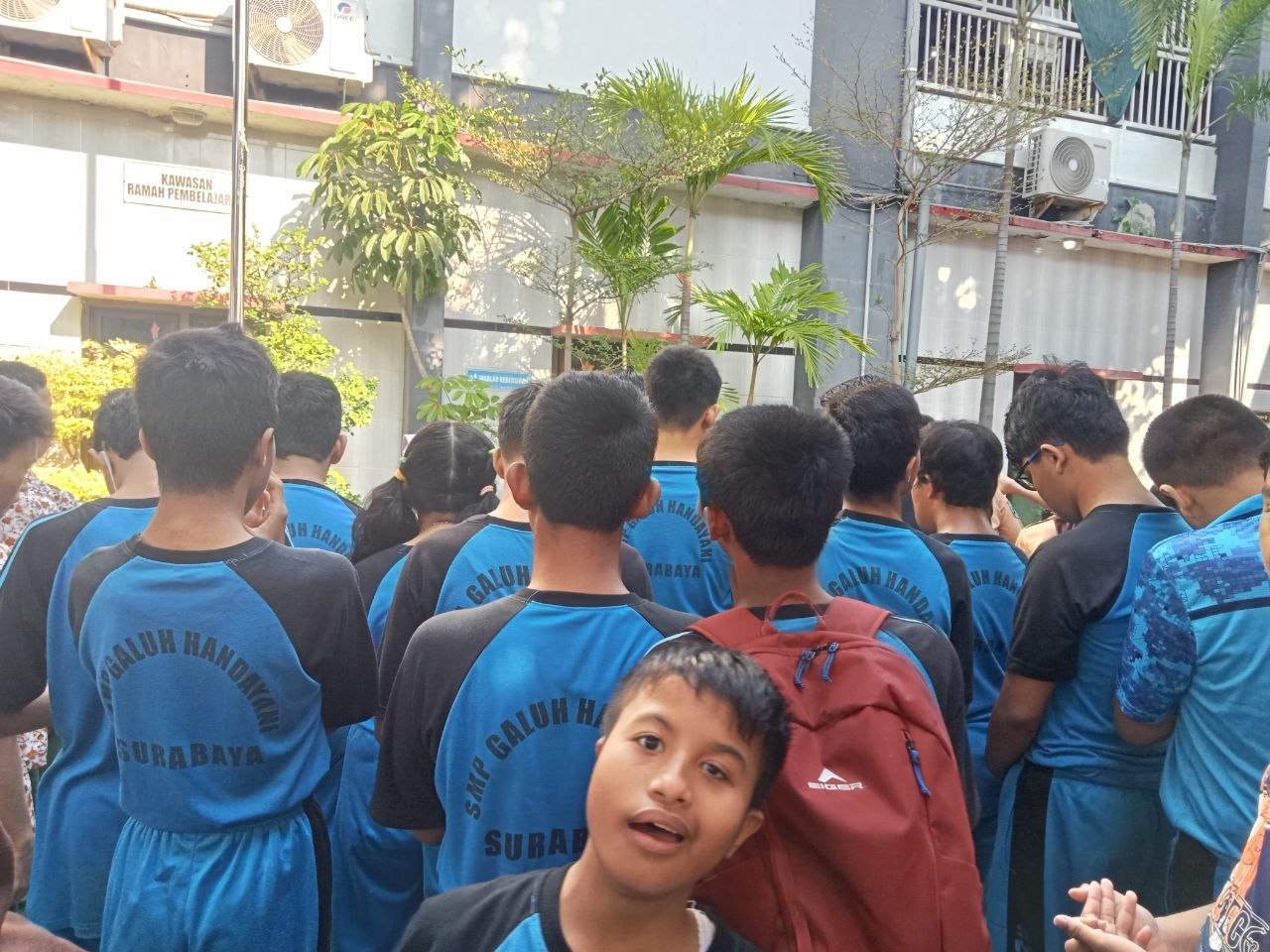 <p>mendampingi Apel Pagi </p>