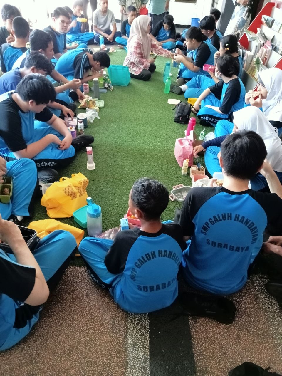 <p>Makan bersama 4 sehat 5 sempurna </p>