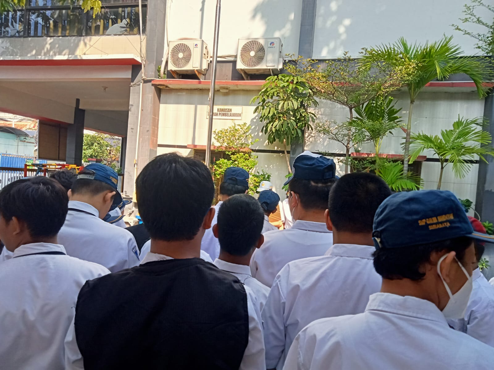 <p>Mendampingi kegiatan apel pagi </p>