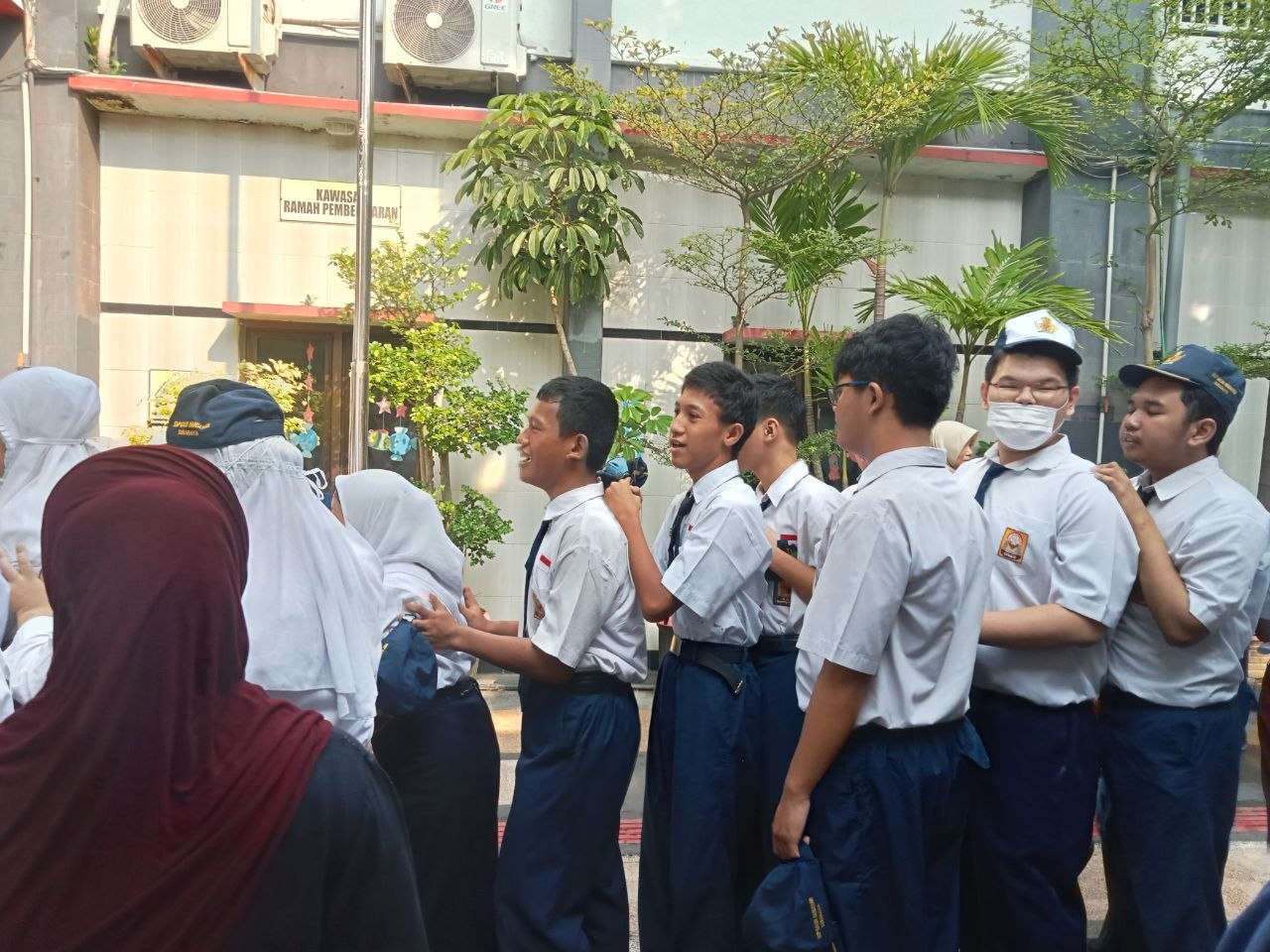 <p>Mendampingi Apel Pagi </p>