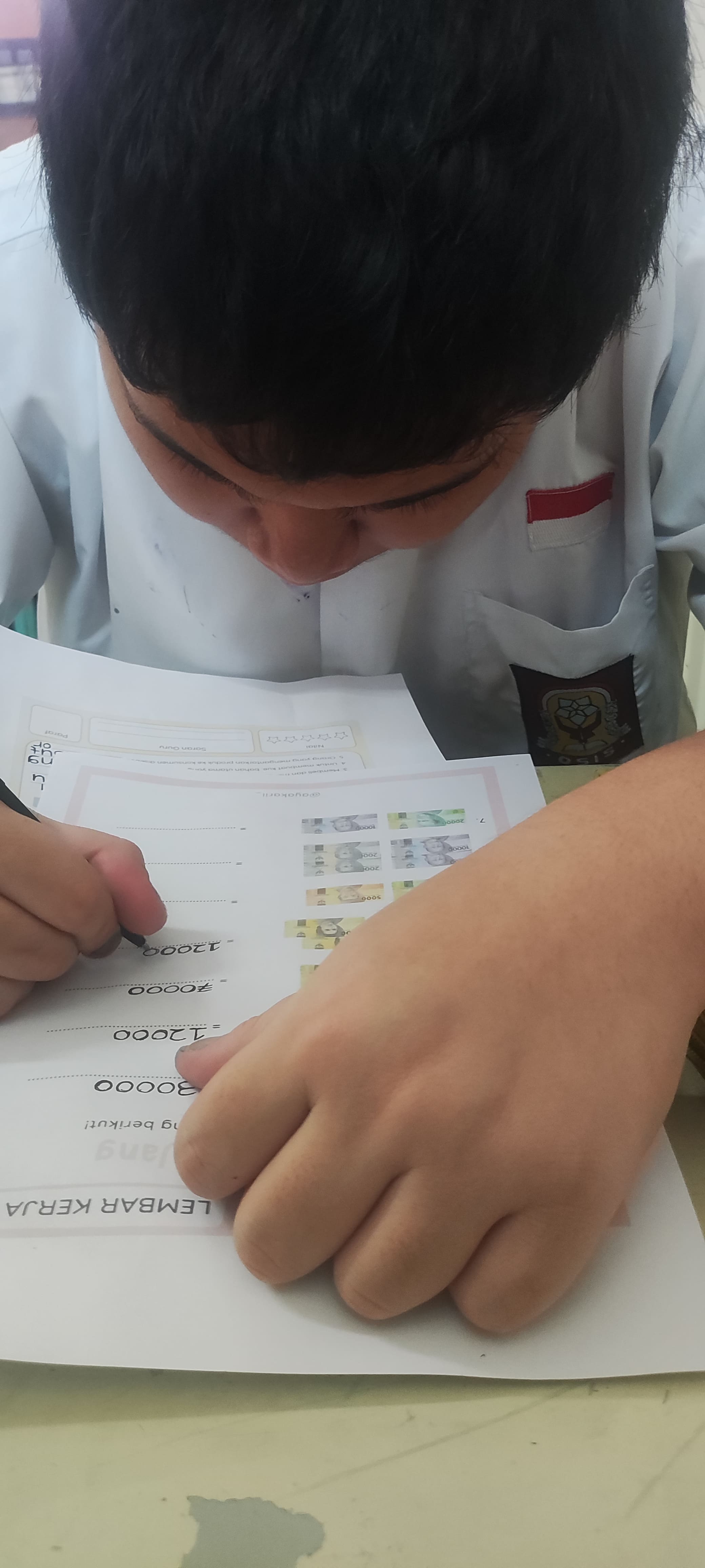 <p>Membimbing serta mendampingi nathan mengerjakan...