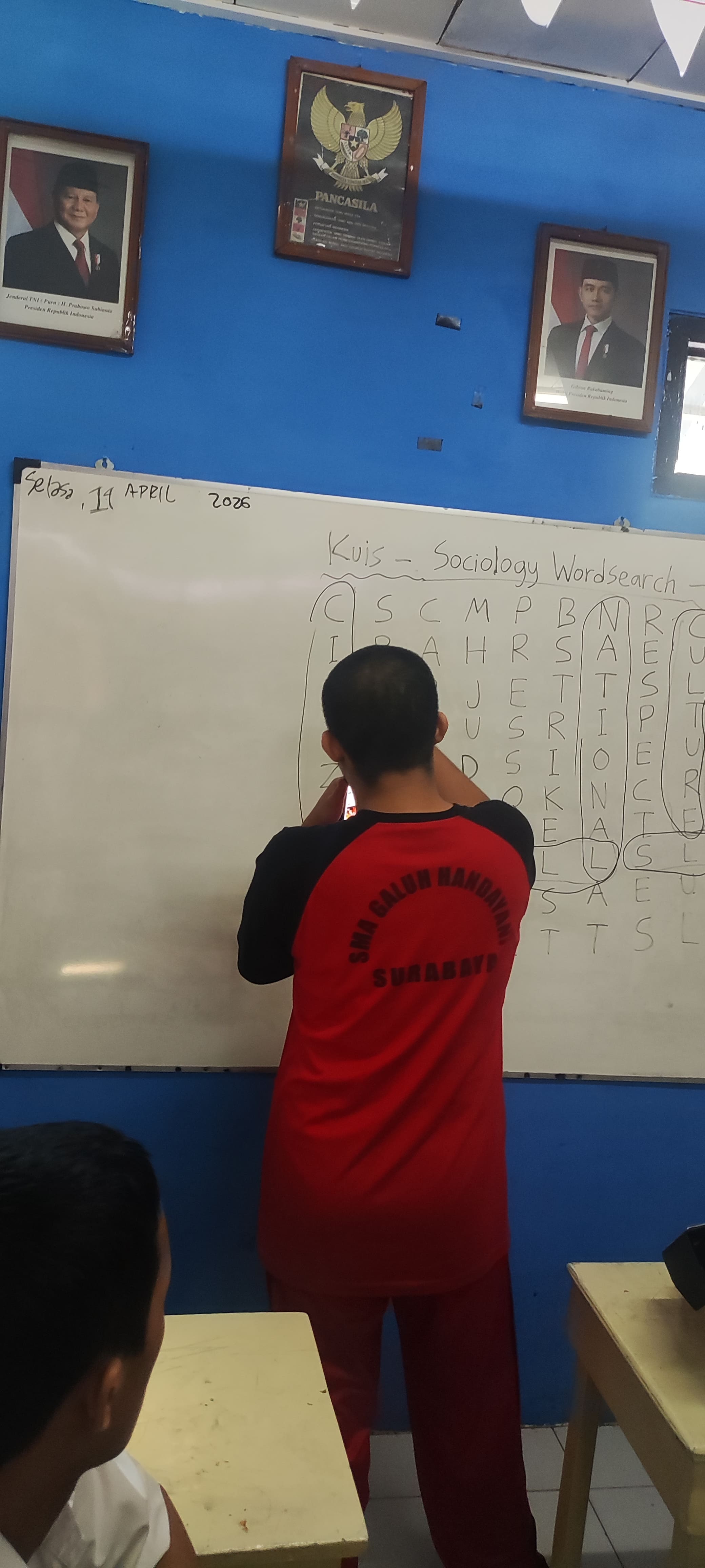 <p>Membantu serta mendampingi raihan mengerjakan s...