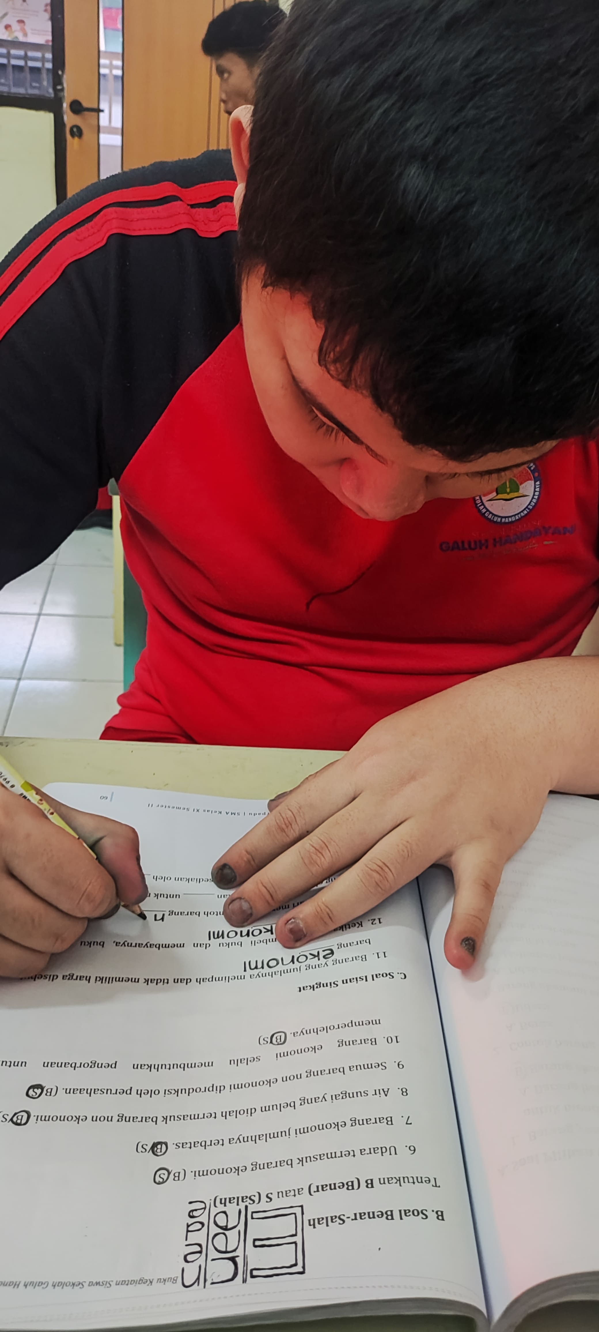<p>Mendampingi serta membantu nathan mengerjakan b...