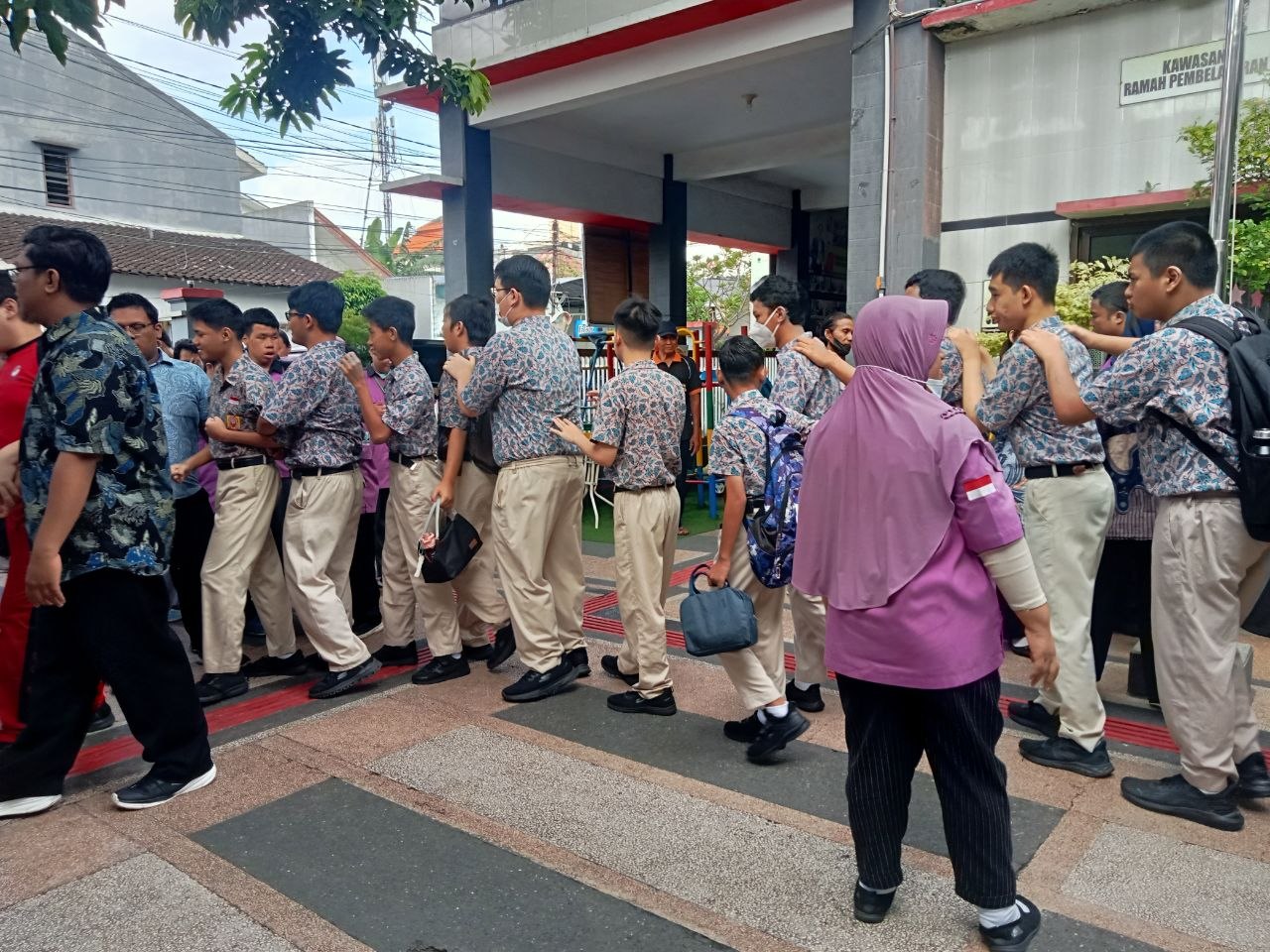 <p>Mendampingi Apel Pagi </p>