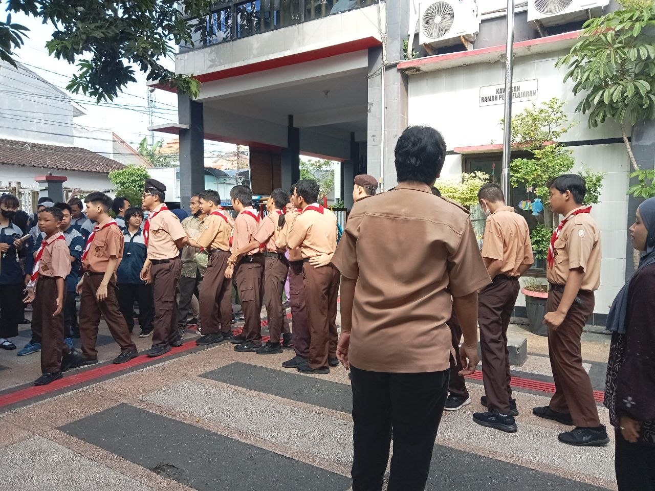 <p>Mendampingi Apel Pagi SMP Galuh Handayani </p>