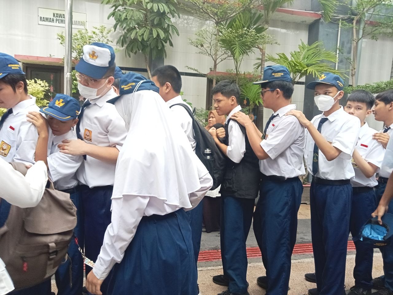 <p>Mendampingi Apel Pagi </p>