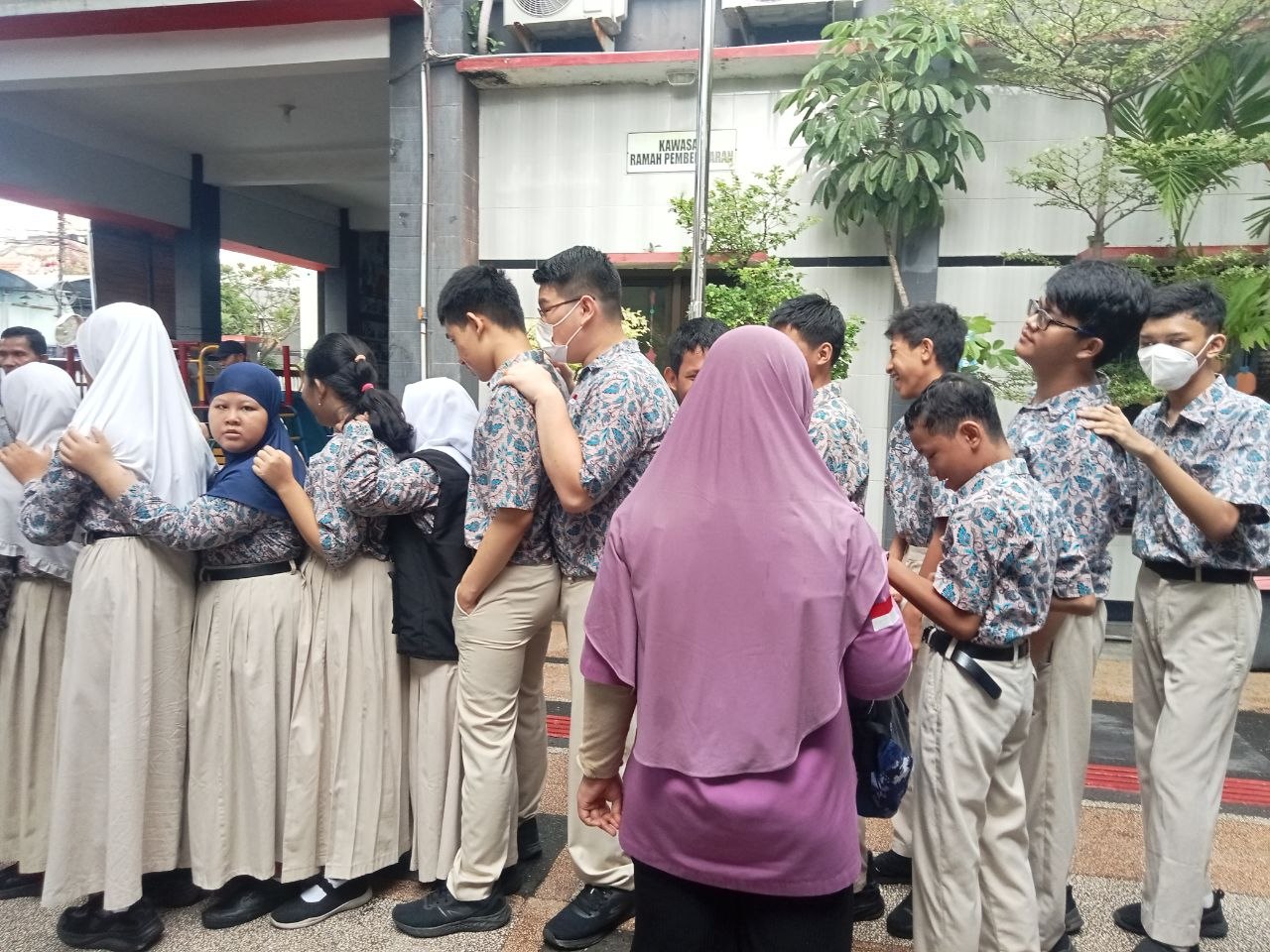 <p>Mendampingi Apel Pagi </p>