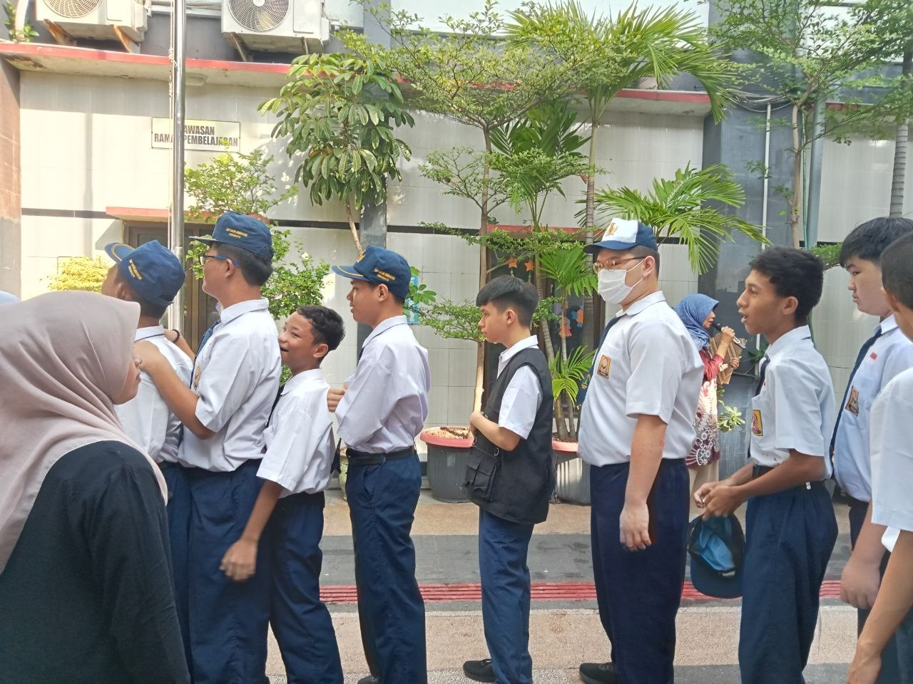 <p>Mendampingi Apel Pagi </p>