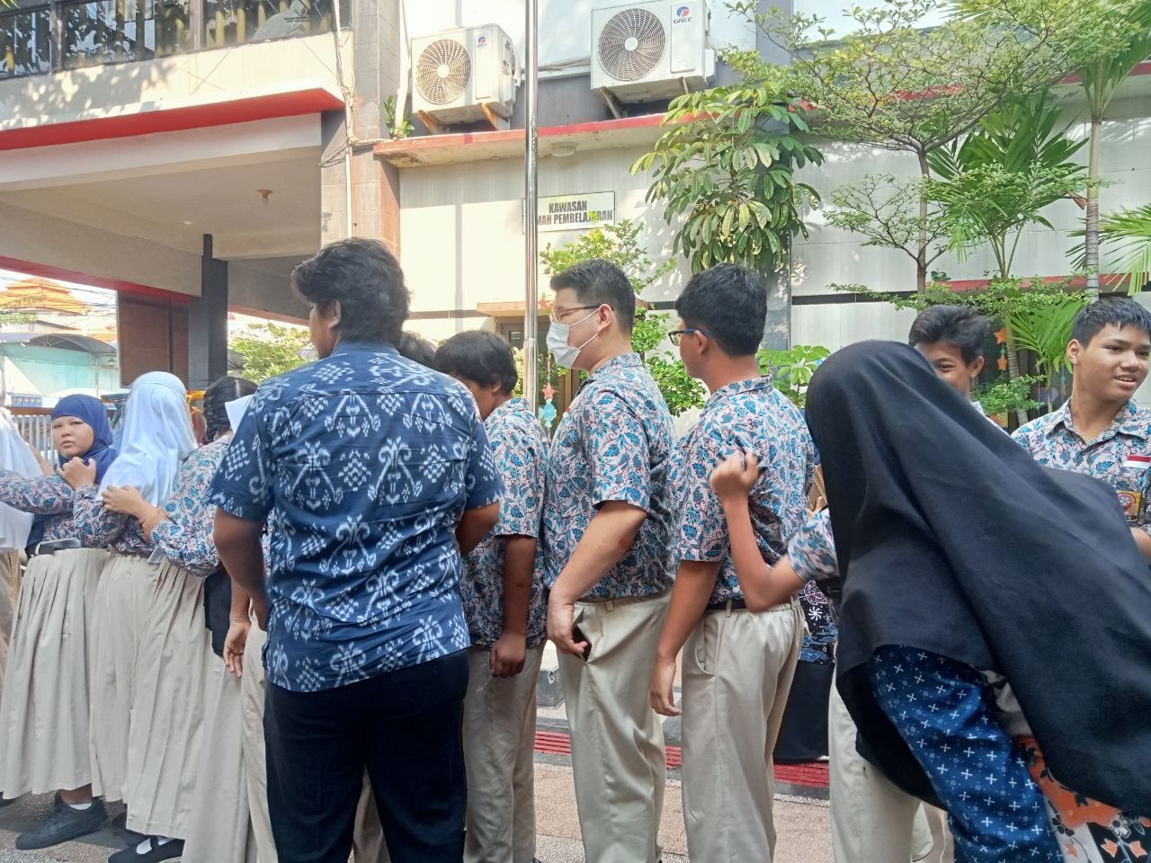 <p>Mendampingi Apel Pagi </p>